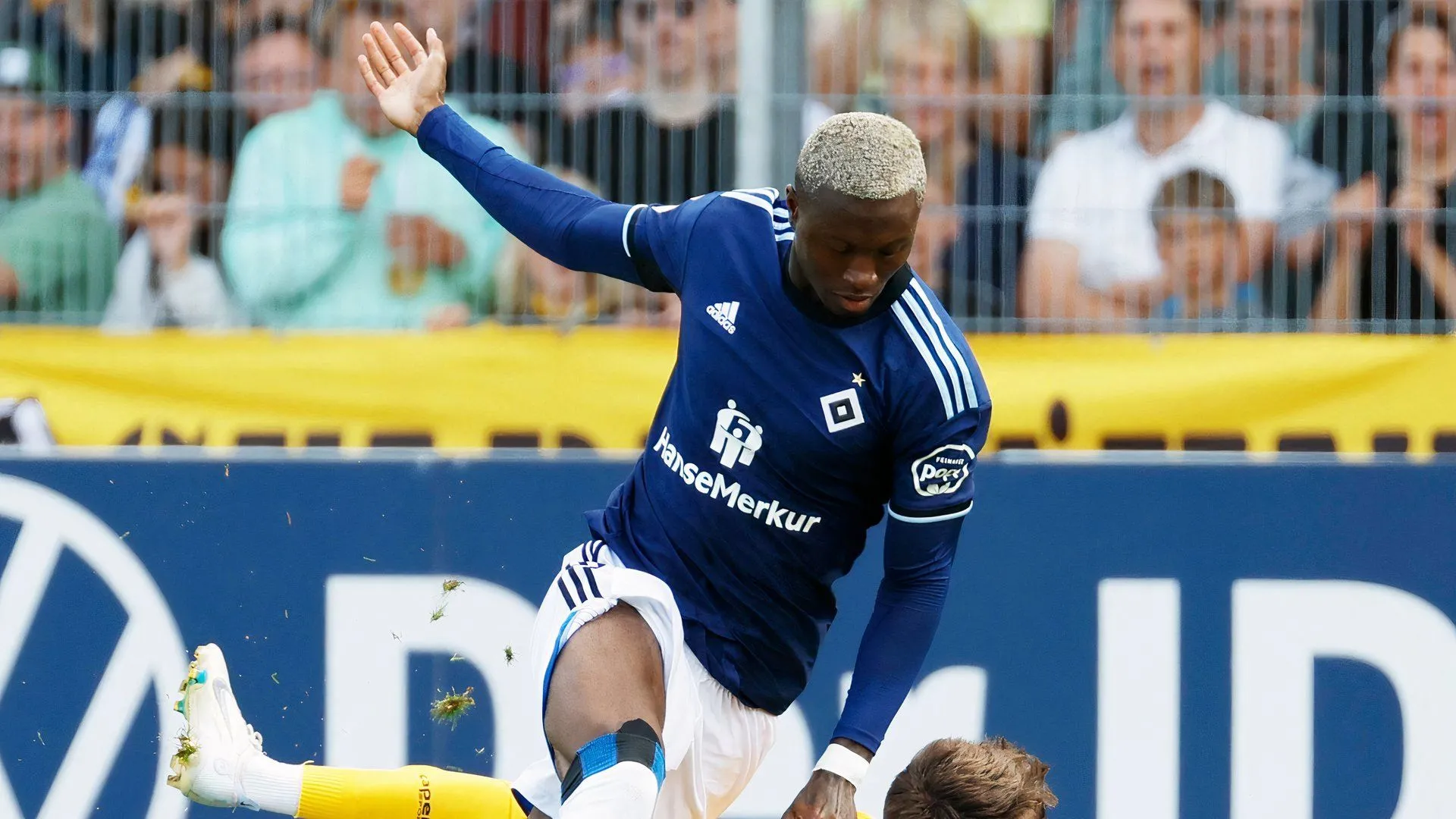 Aaron Opoku, tiền vệ chạy cánh tiềm năng, trong màu áo FC Kaiserslautern.