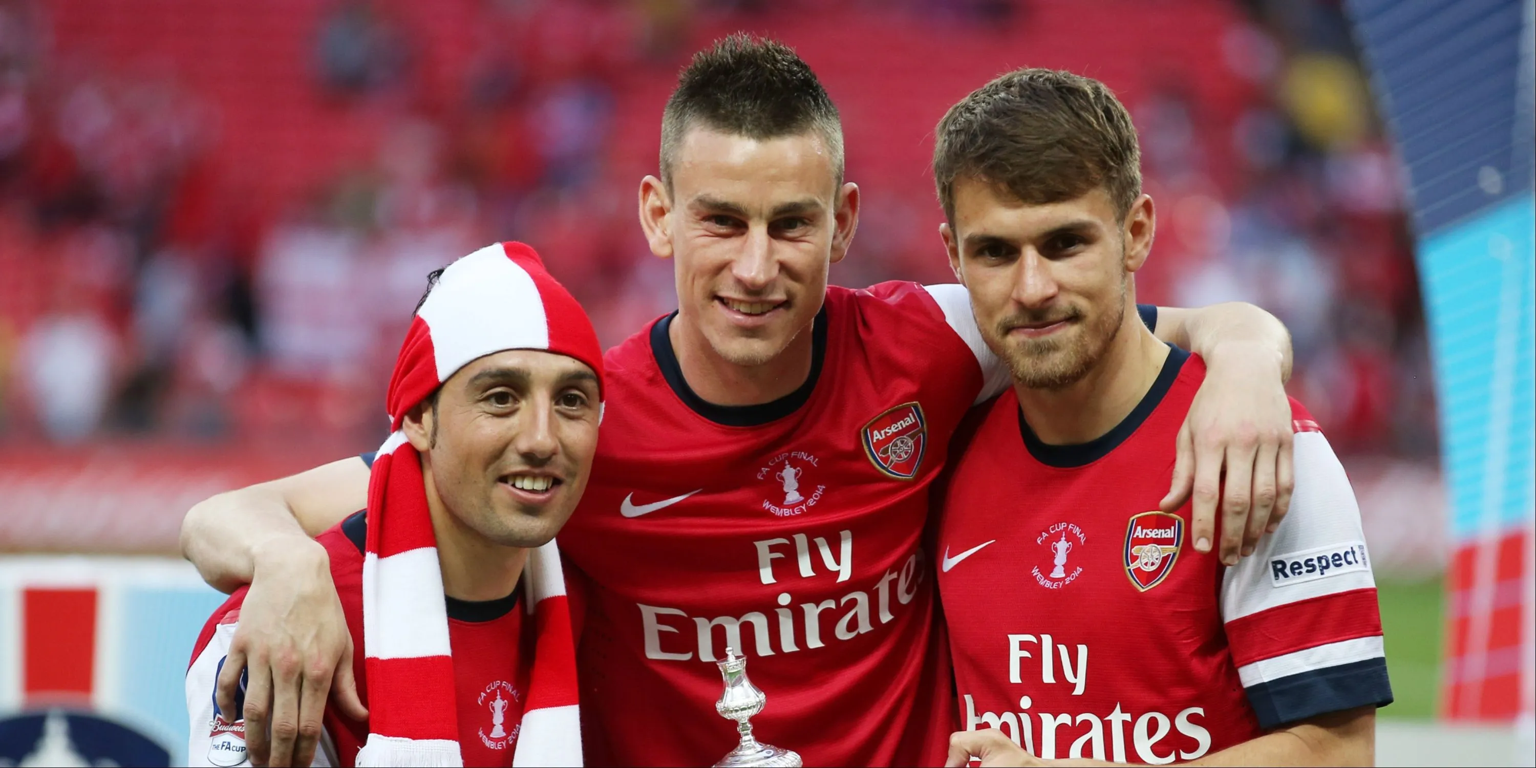 Aaron Ramsey (giữa) cùng Laurent Koscielny và Santi Cazorla ăn mừng bàn thắng cho Arsenal.