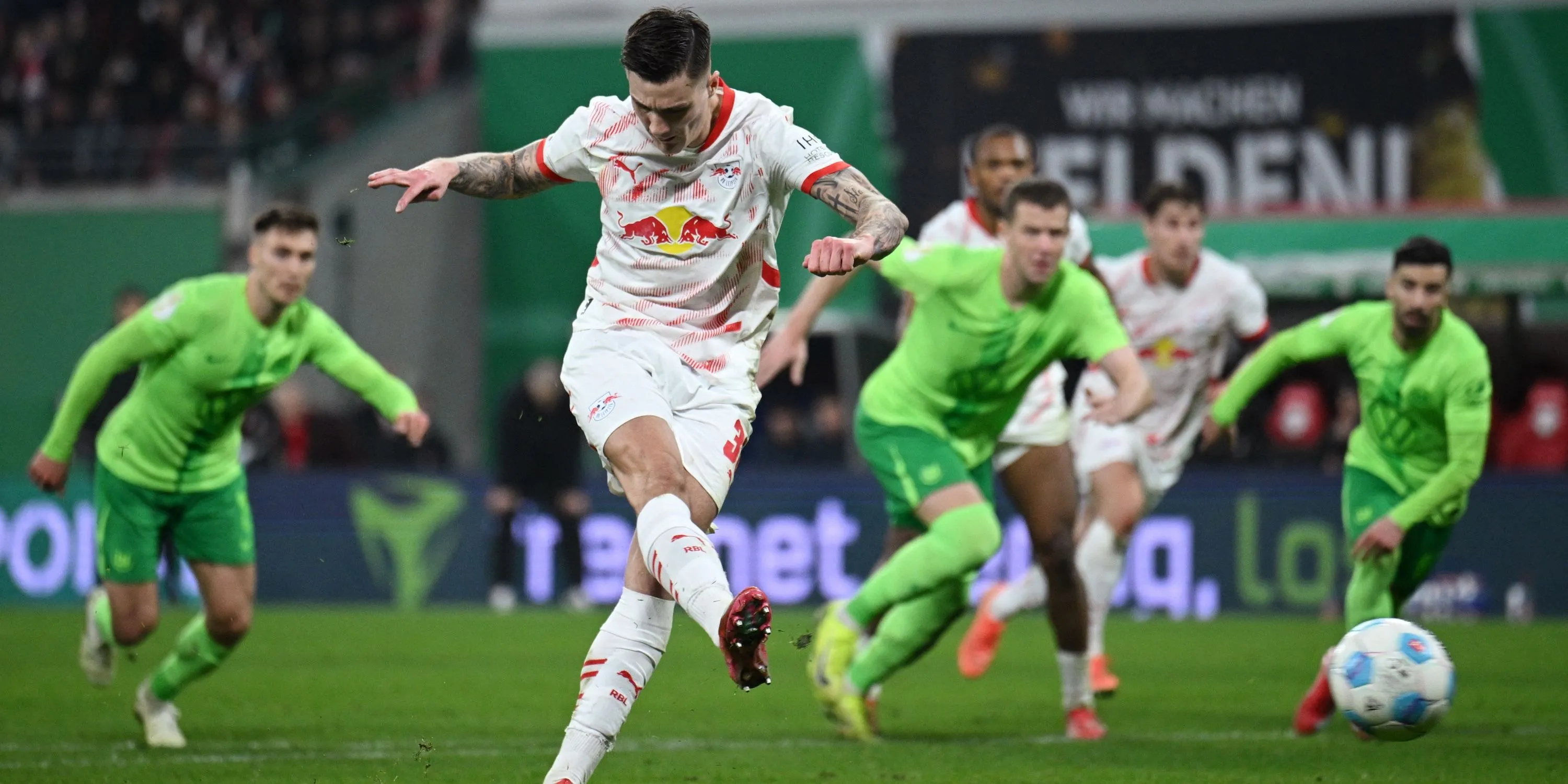 Benjamin Sesko ăn mừng bàn thắng từ chấm phạt đền cho RB Leipzig