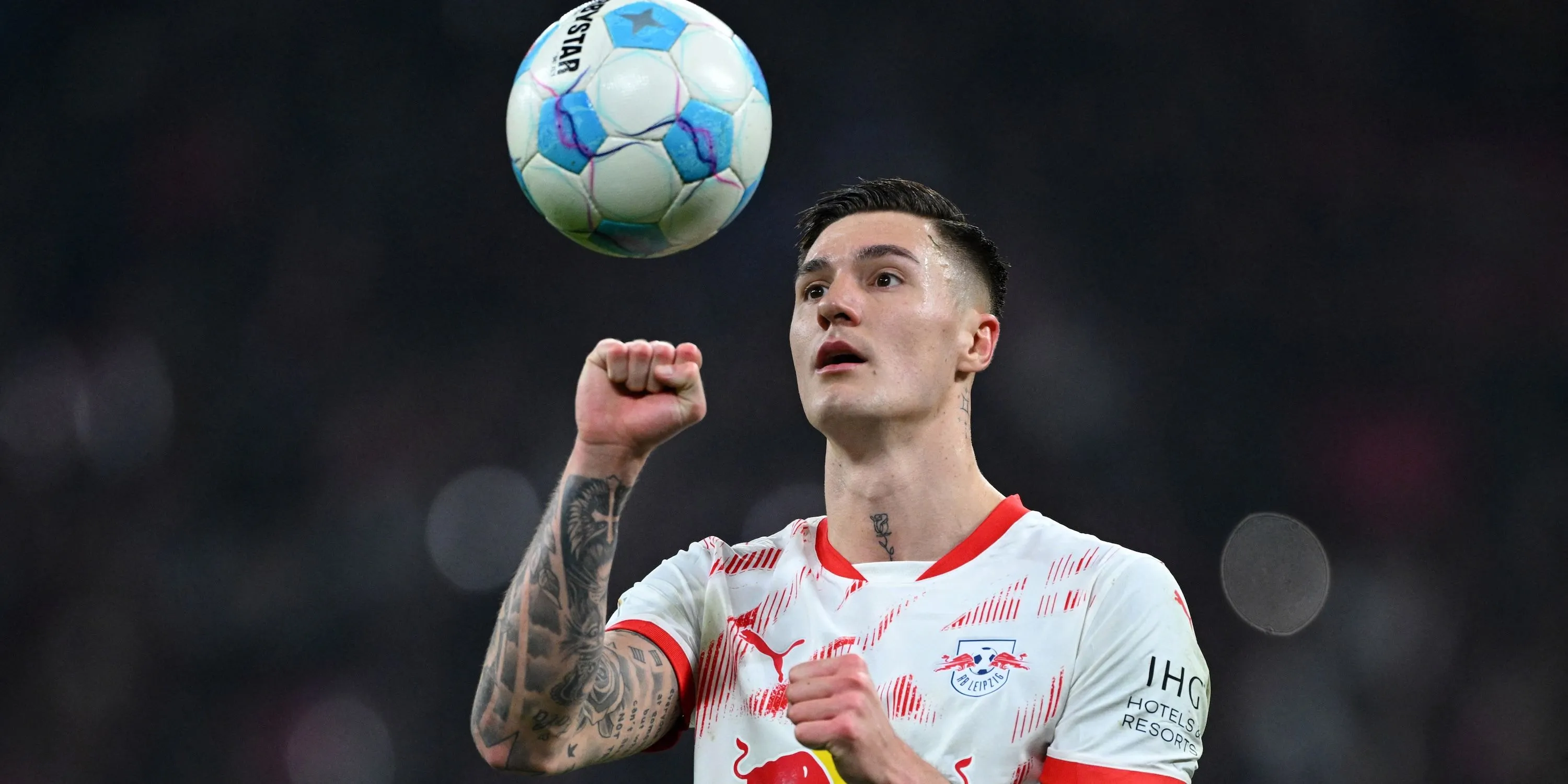 Benjamin Sesko chuẩn bị thực hiện quả penalty cho RB Leipzig