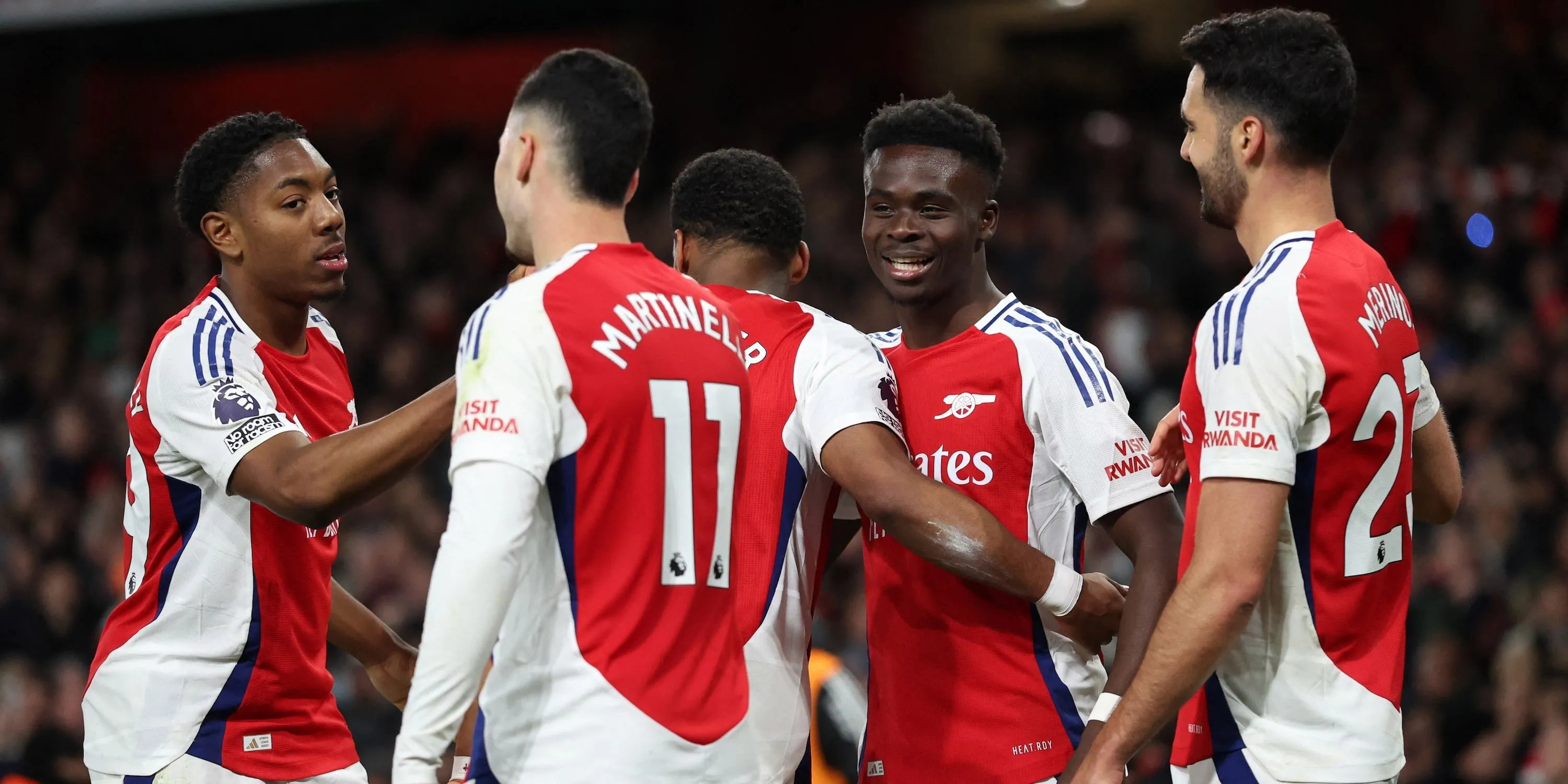 Bukayo Saka ăn mừng bàn thắng cùng đồng đội Arsenal.