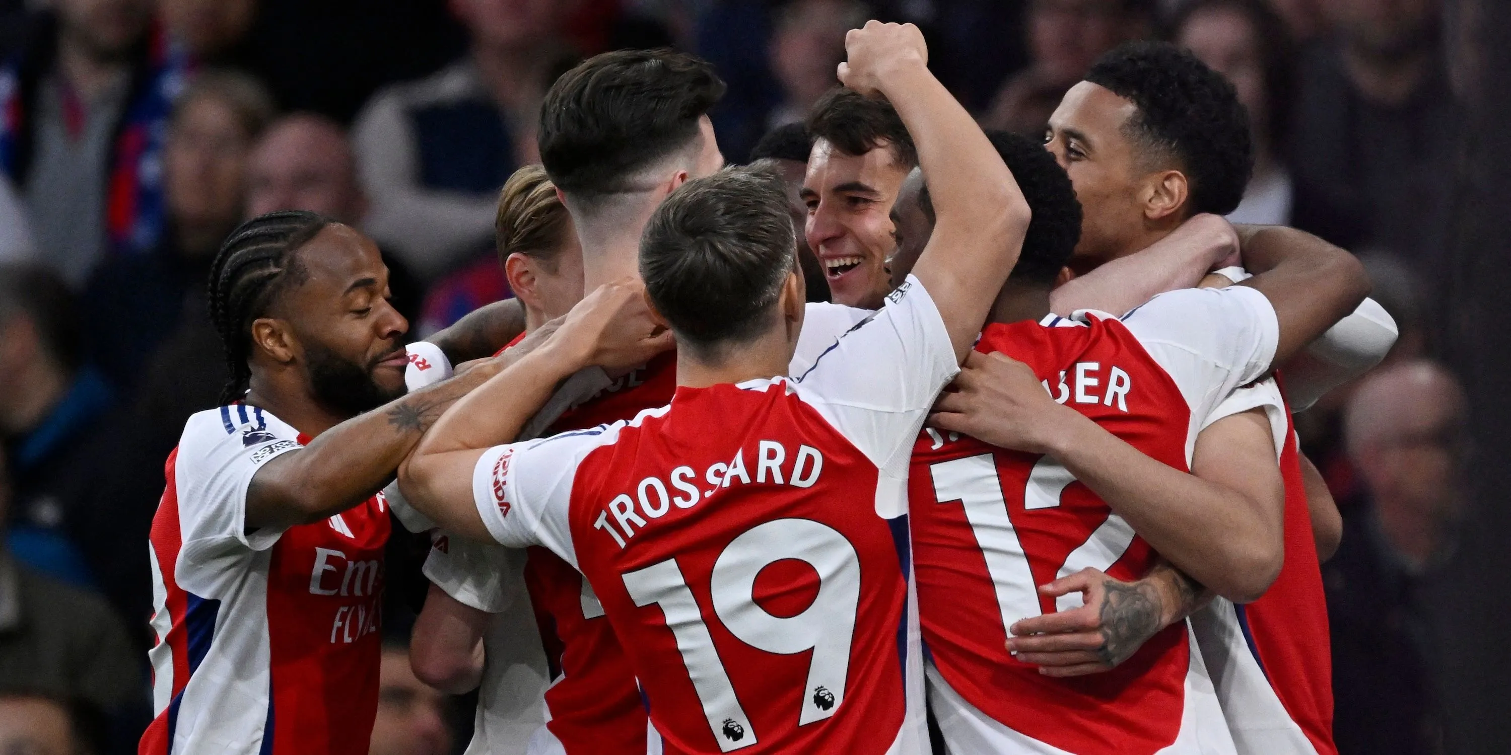 Các cầu thủ Arsenal ăn mừng bàn thắng, đội bóng đang tìm cách nâng cấp lực lượng
