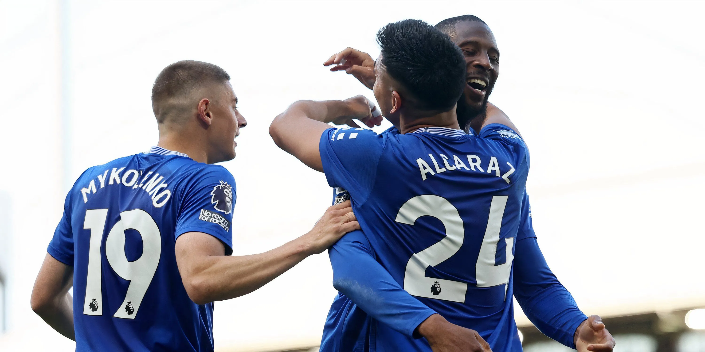 Các cầu thủ Everton ăn mừng chiến thắng quan trọng trên sân khách tại giải Ngoại hạng Anh