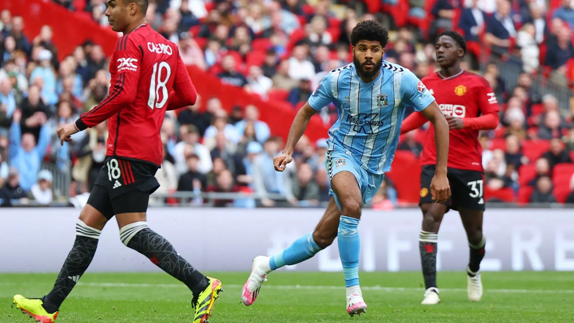 Ellis Simms ghi bàn cho Coventry City, khoảnh khắc hiếm hoi trong mùa giải đầy thử thách.