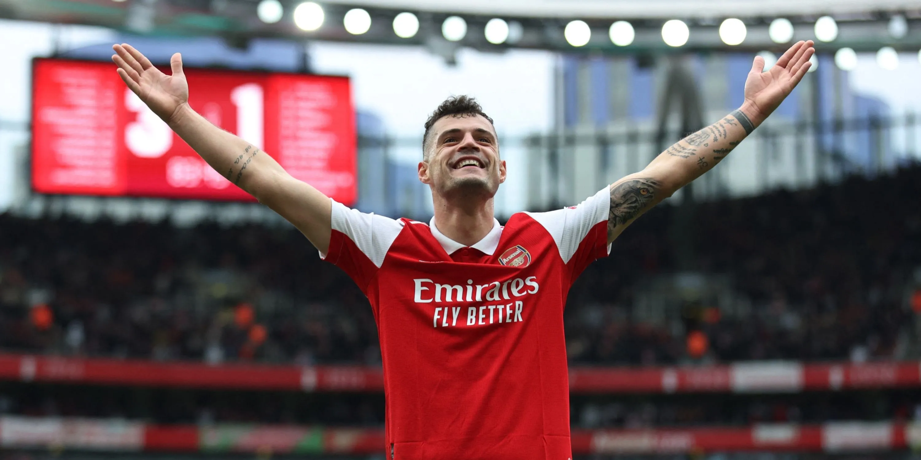 Granit Xhaka ăn mừng cuồng nhiệt trong màu áo Arsenal, thể hiện sự giải thoát sau khi trút bỏ băng đội trưởng.