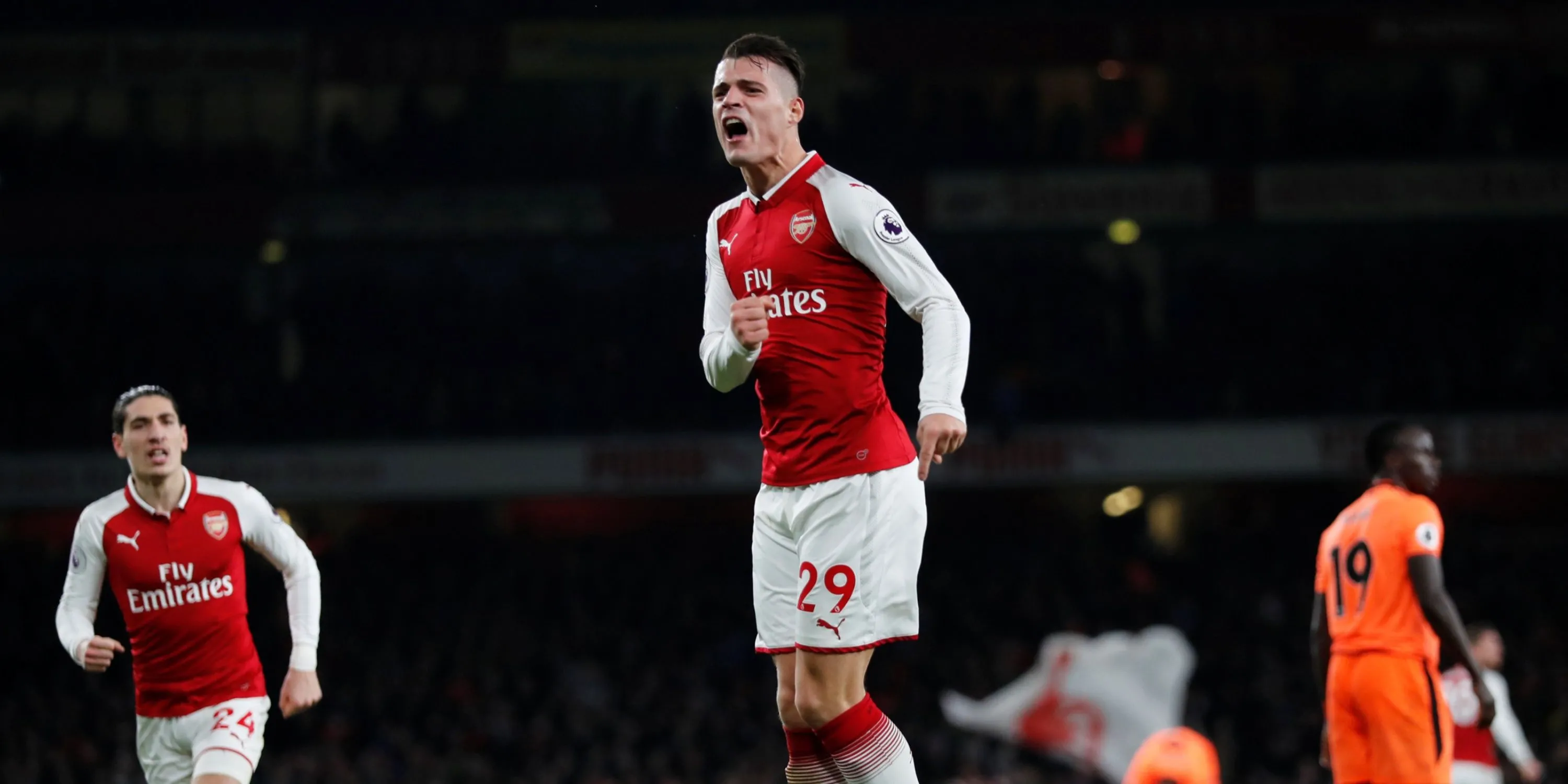 Granit Xhaka và Declan Rice, hai tiền vệ trung tâm có ảnh hưởng lớn tại Arsenal.