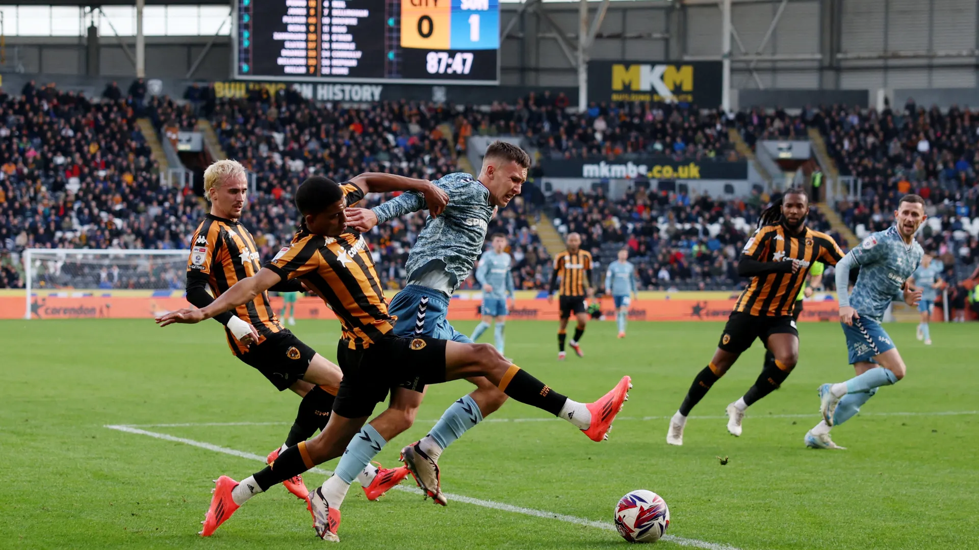 Hậu vệ Cody Drameh trong một trận đấu của Hull City tại giải Championship, mục tiêu chuyển nhượng của Derby County