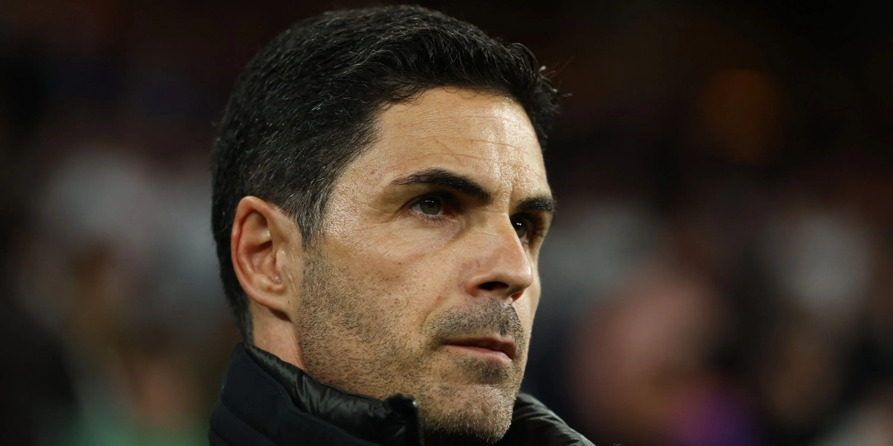 HLV Mikel Arteta trầm ngâm bên đường biên, đối mặt với áp lực thành tích tại Arsenal và lời nguyền băng đội trưởng.