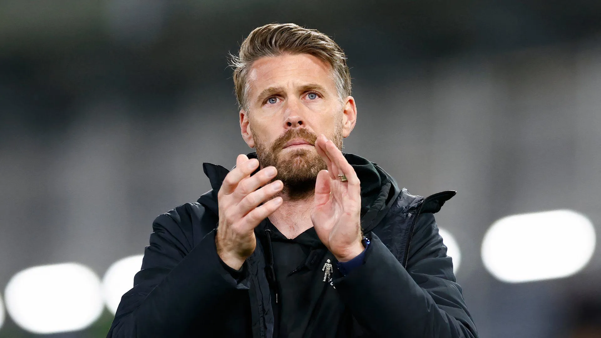 HLV Rob Edwards chỉ đạo Luton Town trong mùa giải khó khăn tại Championship Anh