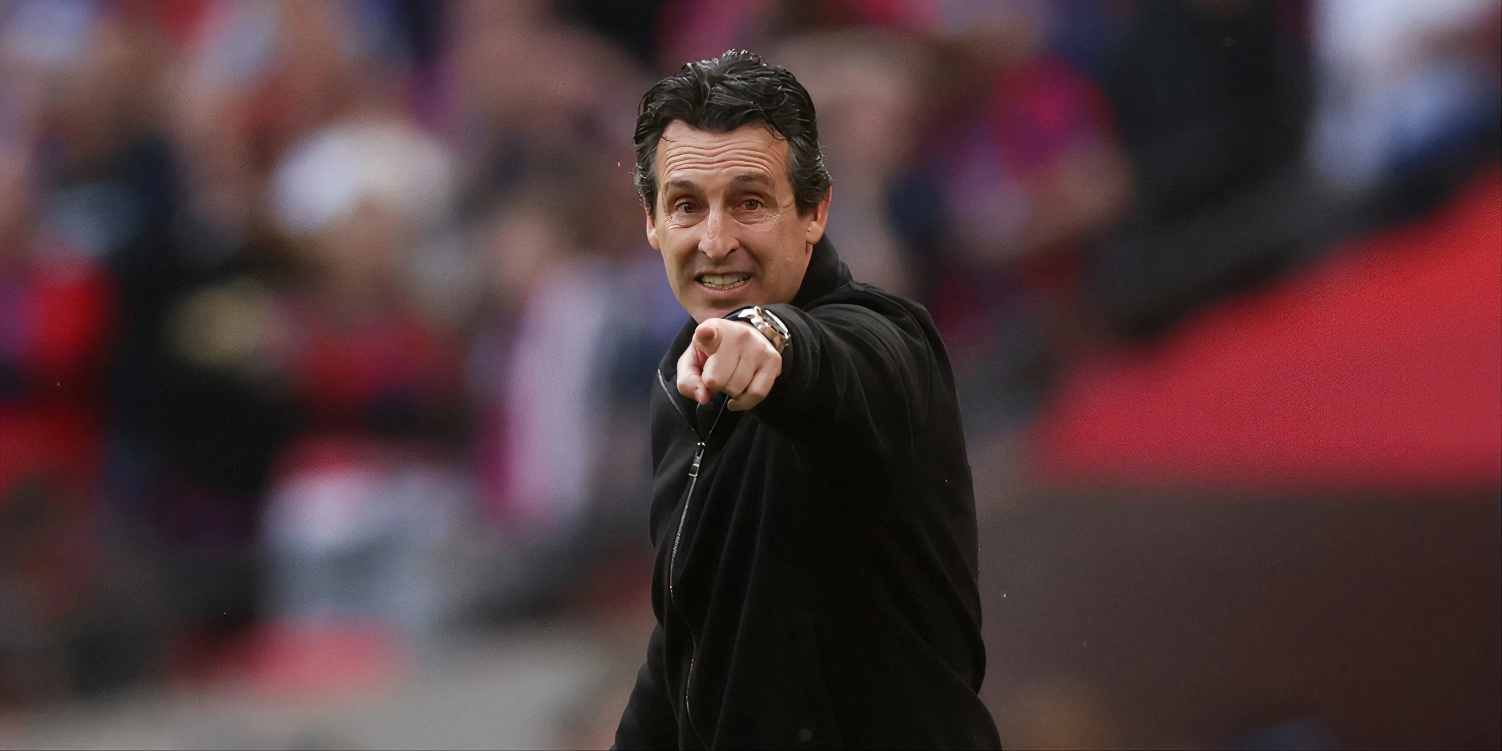 HLV Unai Emery chỉ đạo chiến thuật cho Aston Villa trong một trận đấu Ngoại hạng Anh