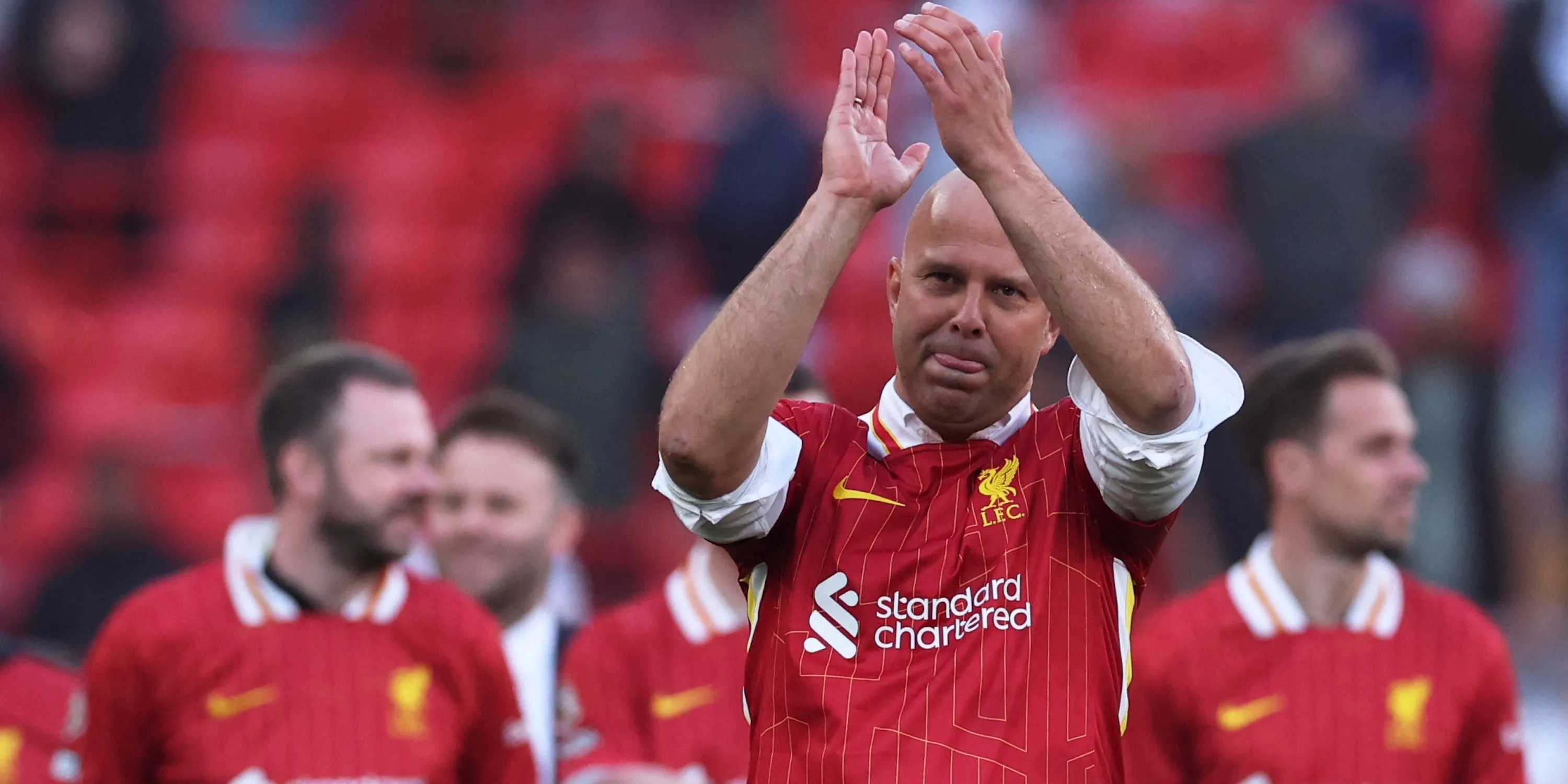 Huấn luyện viên Liverpool Arne Slot ăn mừng chức vô địch Premier League