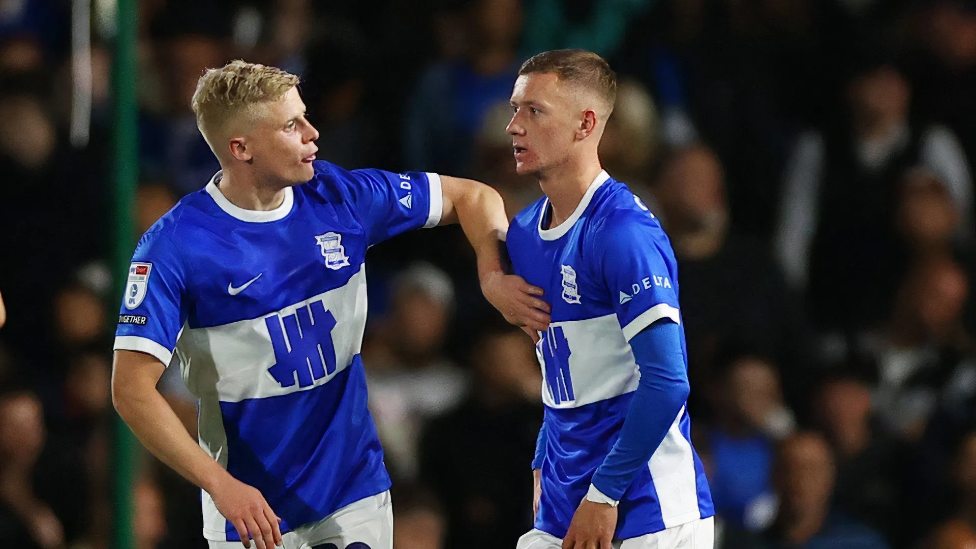 Jay Stansfield (phải) tranh bóng trong một trận đấu, chuẩn bị cho mùa giải đầy thử thách tại Championship