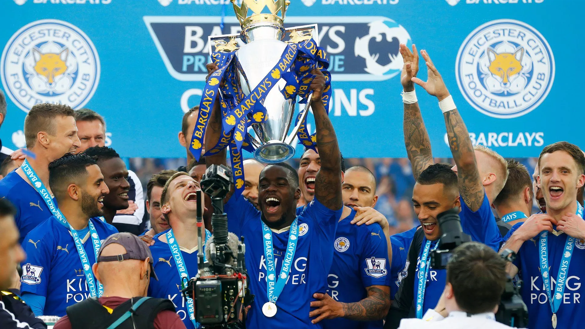 Jeffrey Schlupp ăn mừng chức vô địch Premier League cùng Leicester City 2015/16
