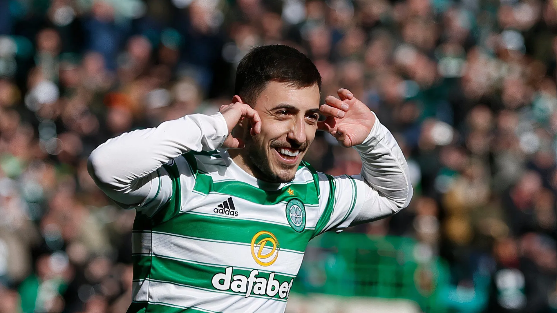 Josip Juranovic ăn mừng danh hiệu cùng Celtic