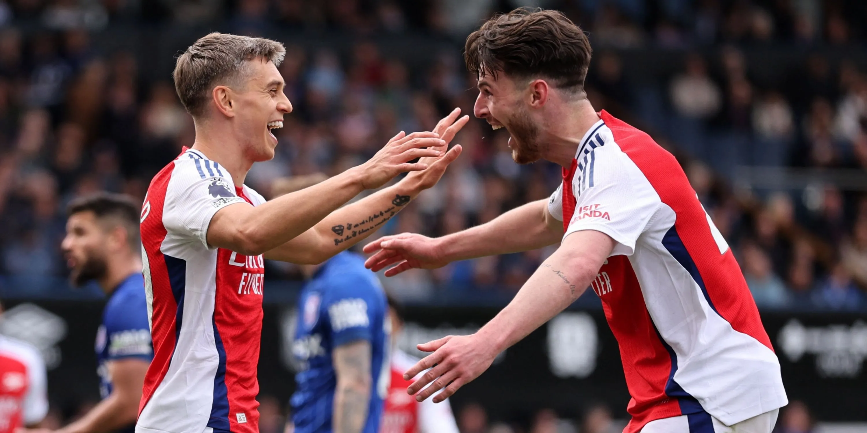 Leandro Trossard và Declan Rice của Arsenal thảo luận trên sân.