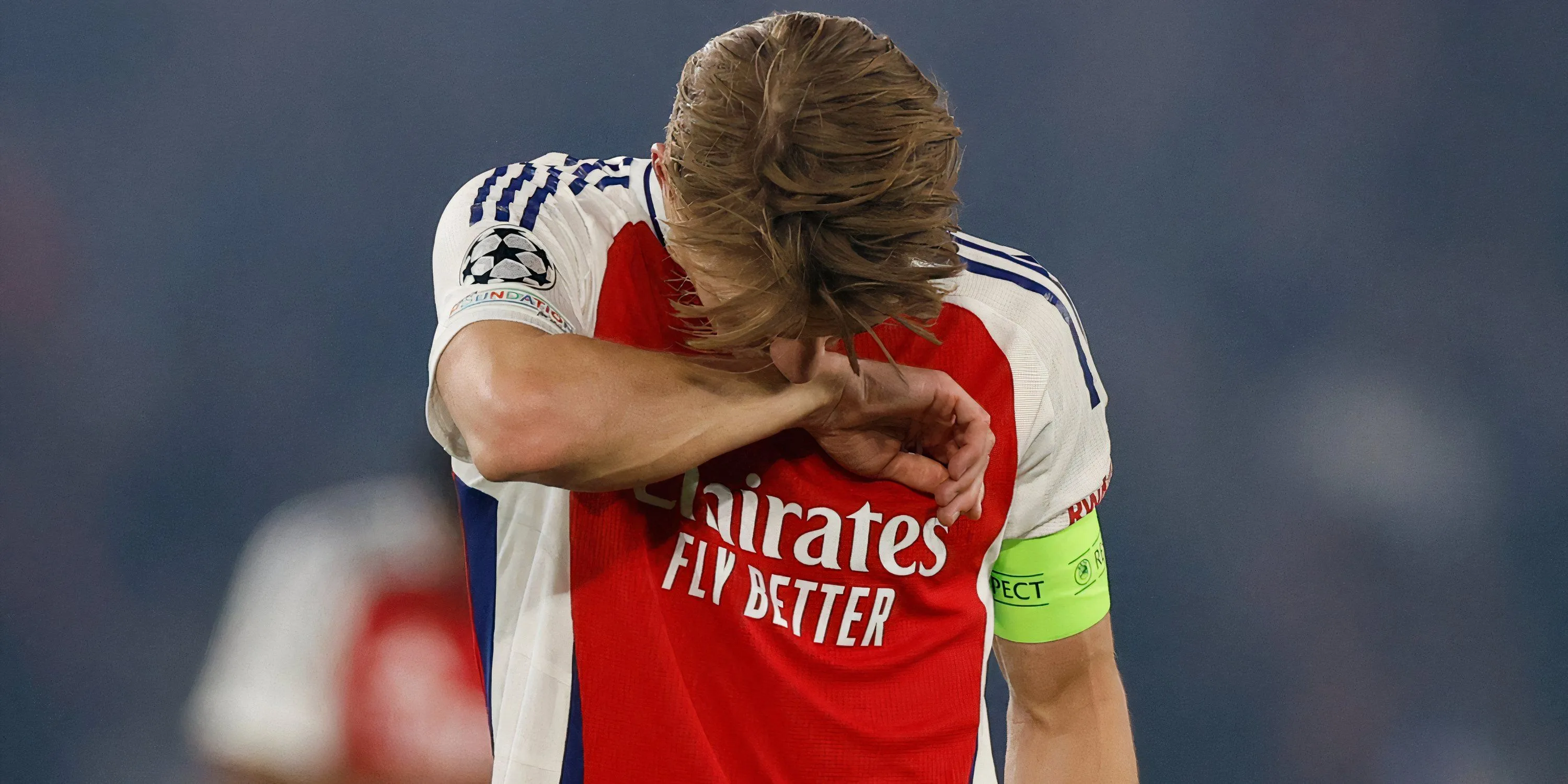Martin Odegaard tỏ ra thất vọng trên sân, phản ánh gánh nặng của chiếc băng đội trưởng Arsenal và phong độ sa sút.
