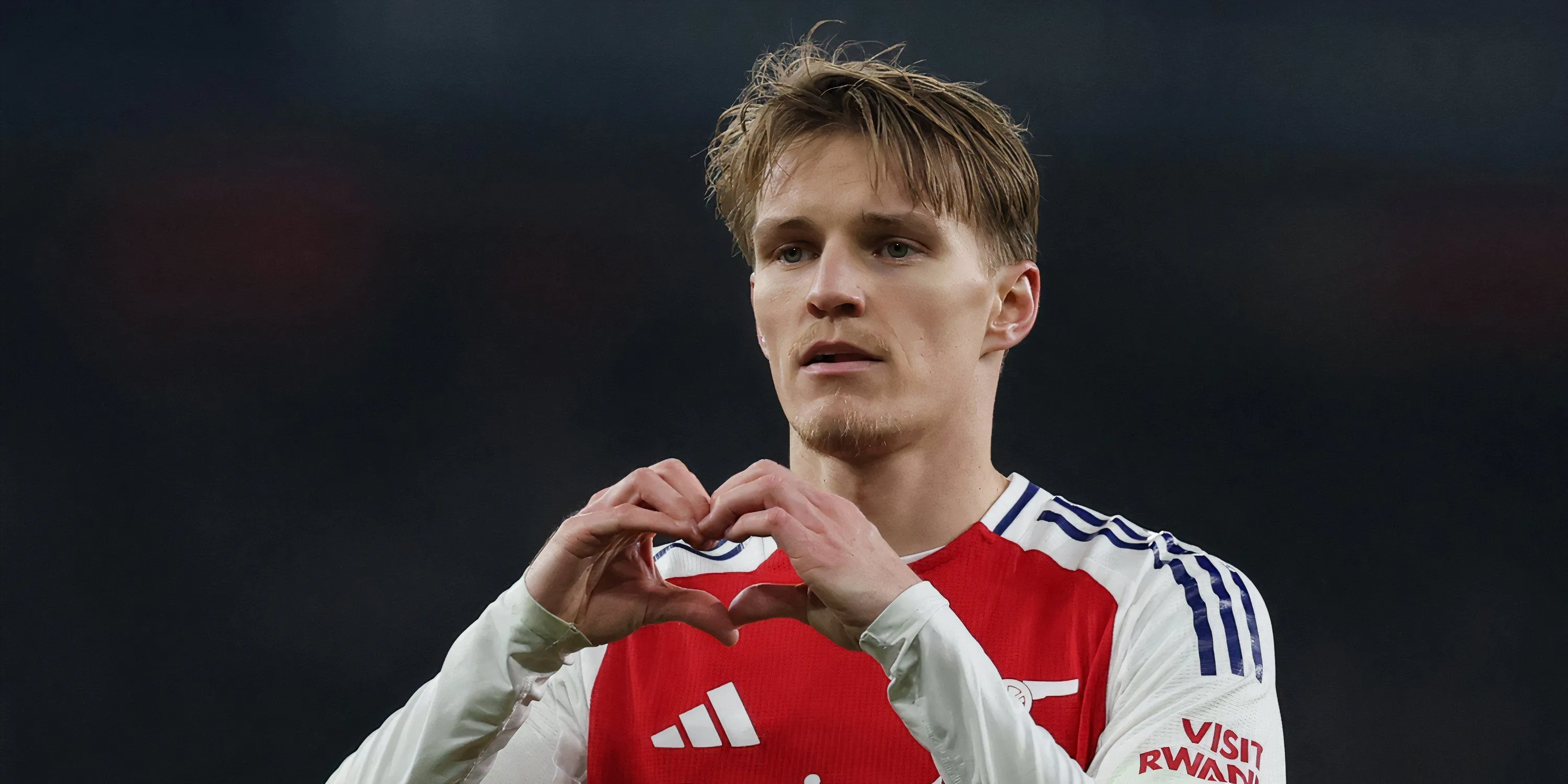 Martin Odegaard trong một trận đấu tại Premier League, nhạc trưởng của lối chơi tấn công Arsenal