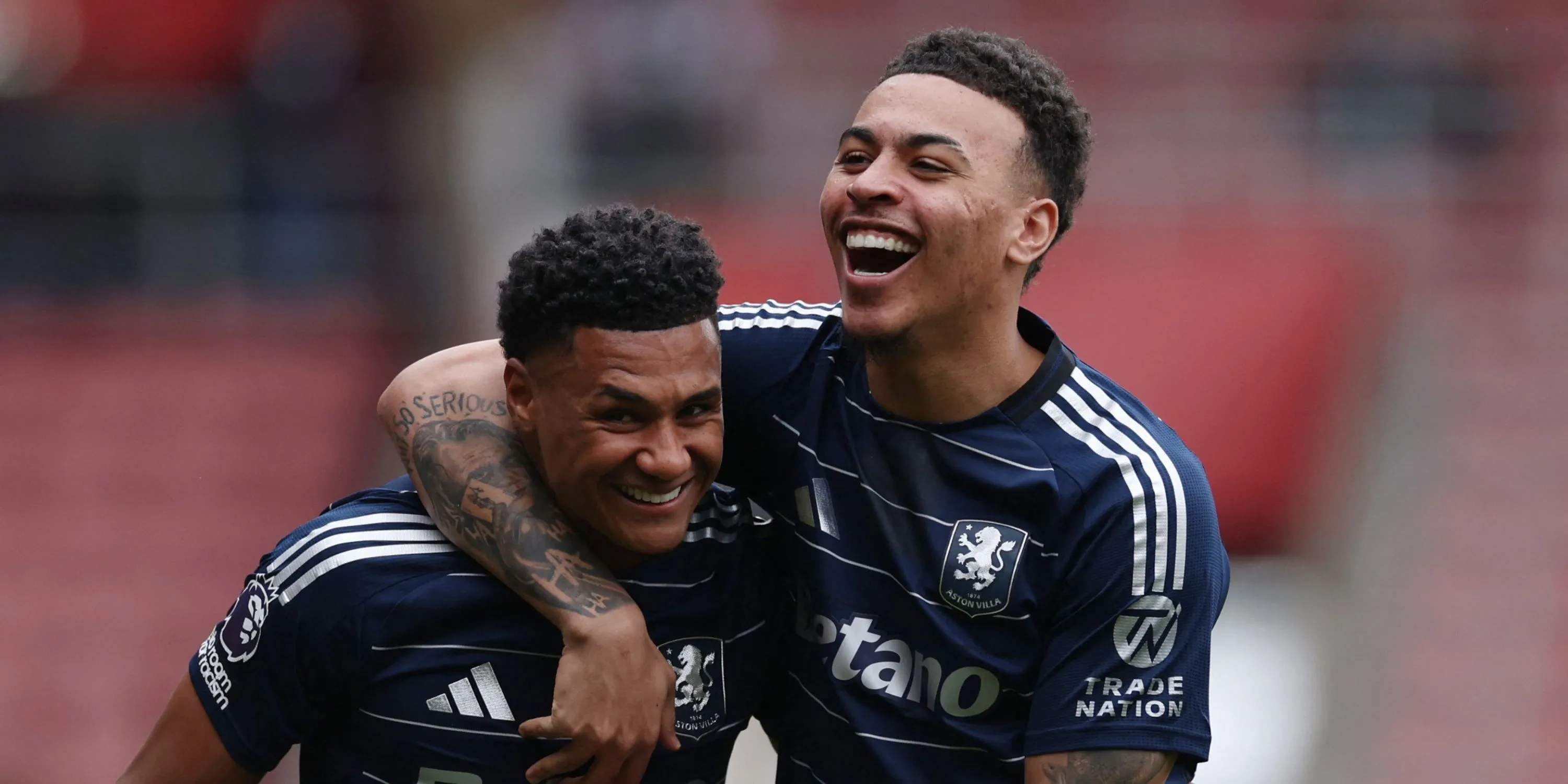 Ollie Watkins ăn mừng bàn thắng cho Aston Villa, thể hiện tầm quan trọng của anh với hàng công đội bóng tại Premier League.