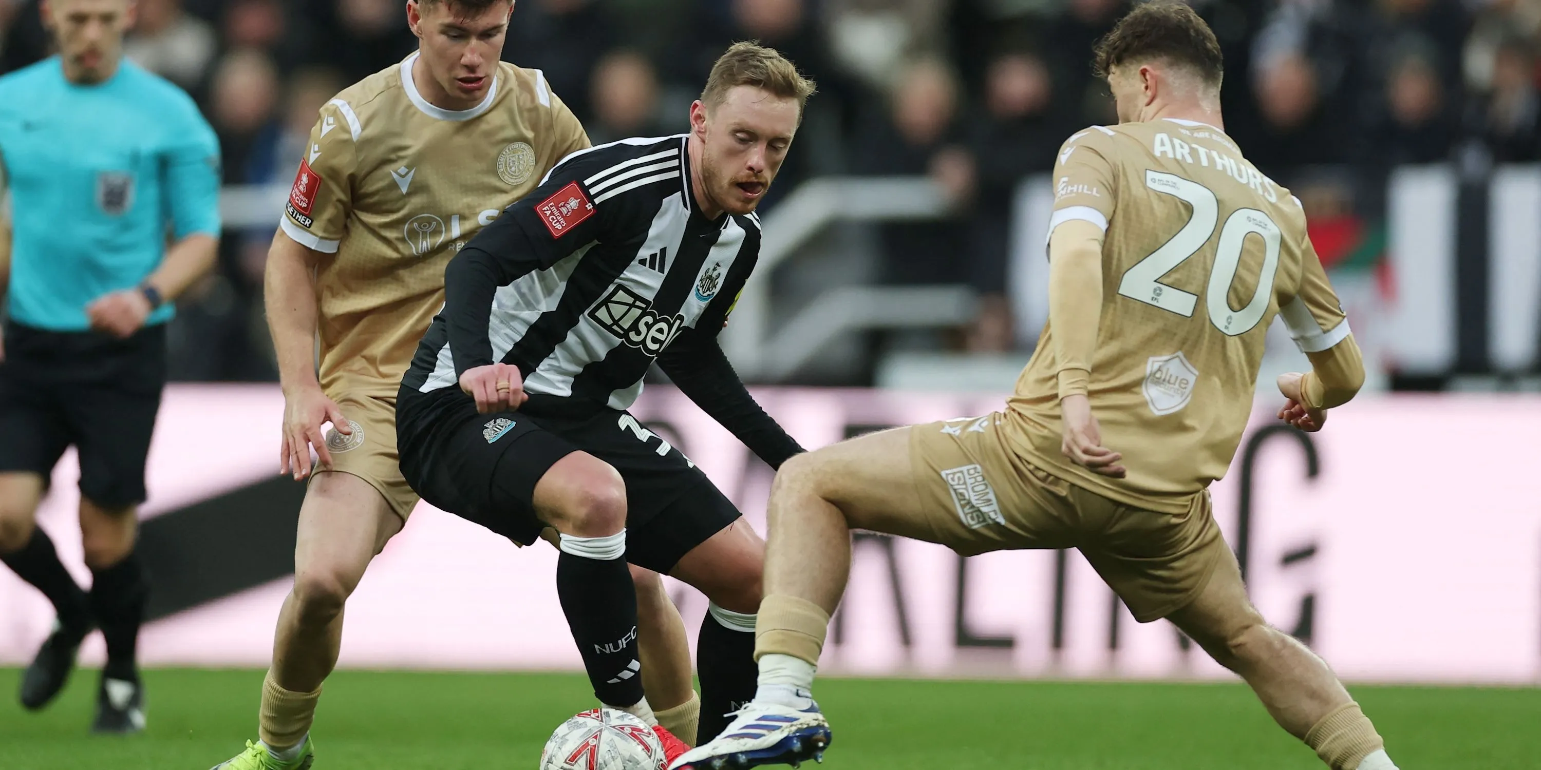 Sean Longstaff trong một pha tranh chấp - thể hiện lối chơi năng nổ
