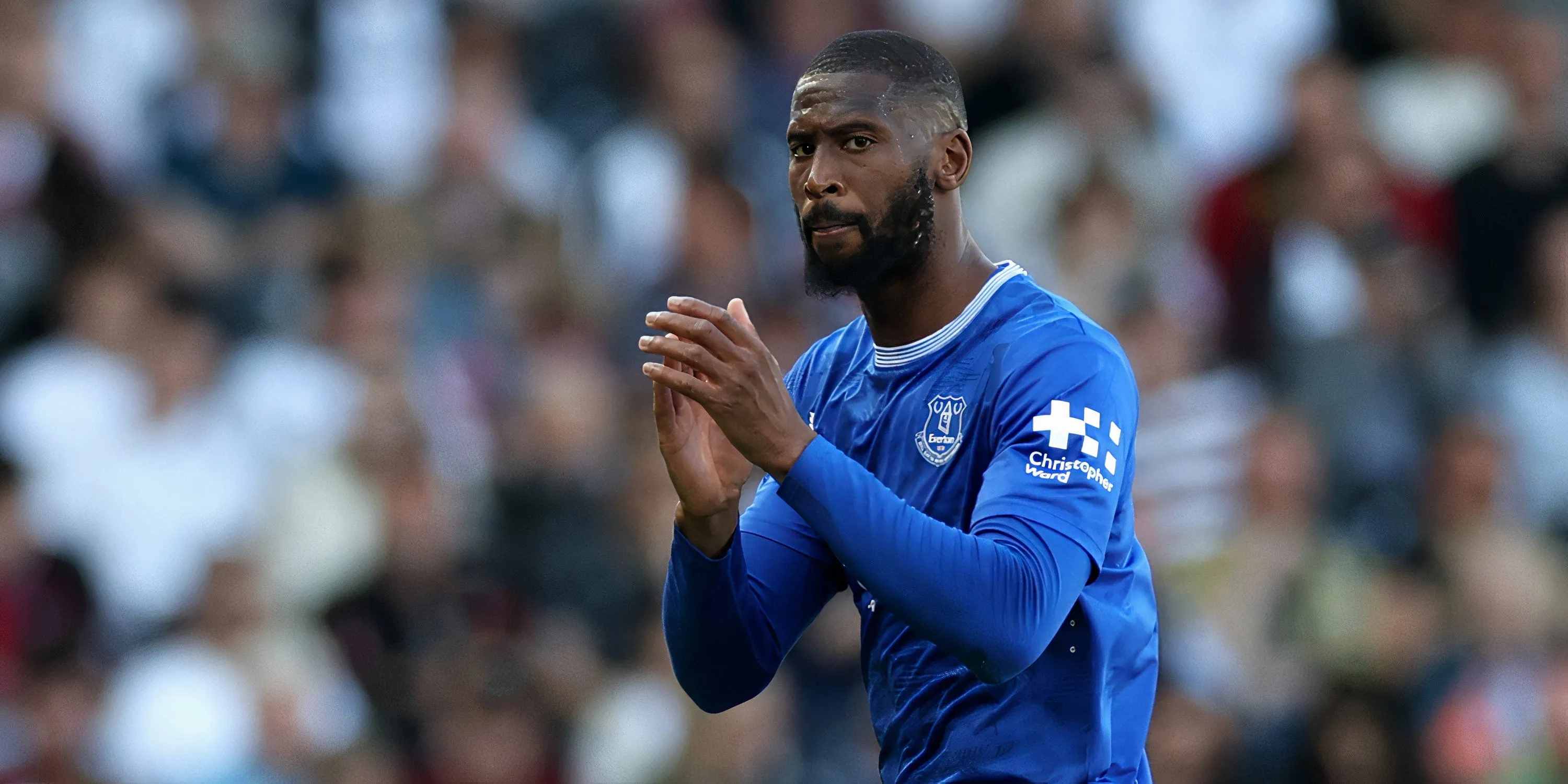 Tiền đạo Beto của Everton ăn mừng bàn thắng quan trọng trong trận đấu với Fulham tại Ngoại hạng Anh