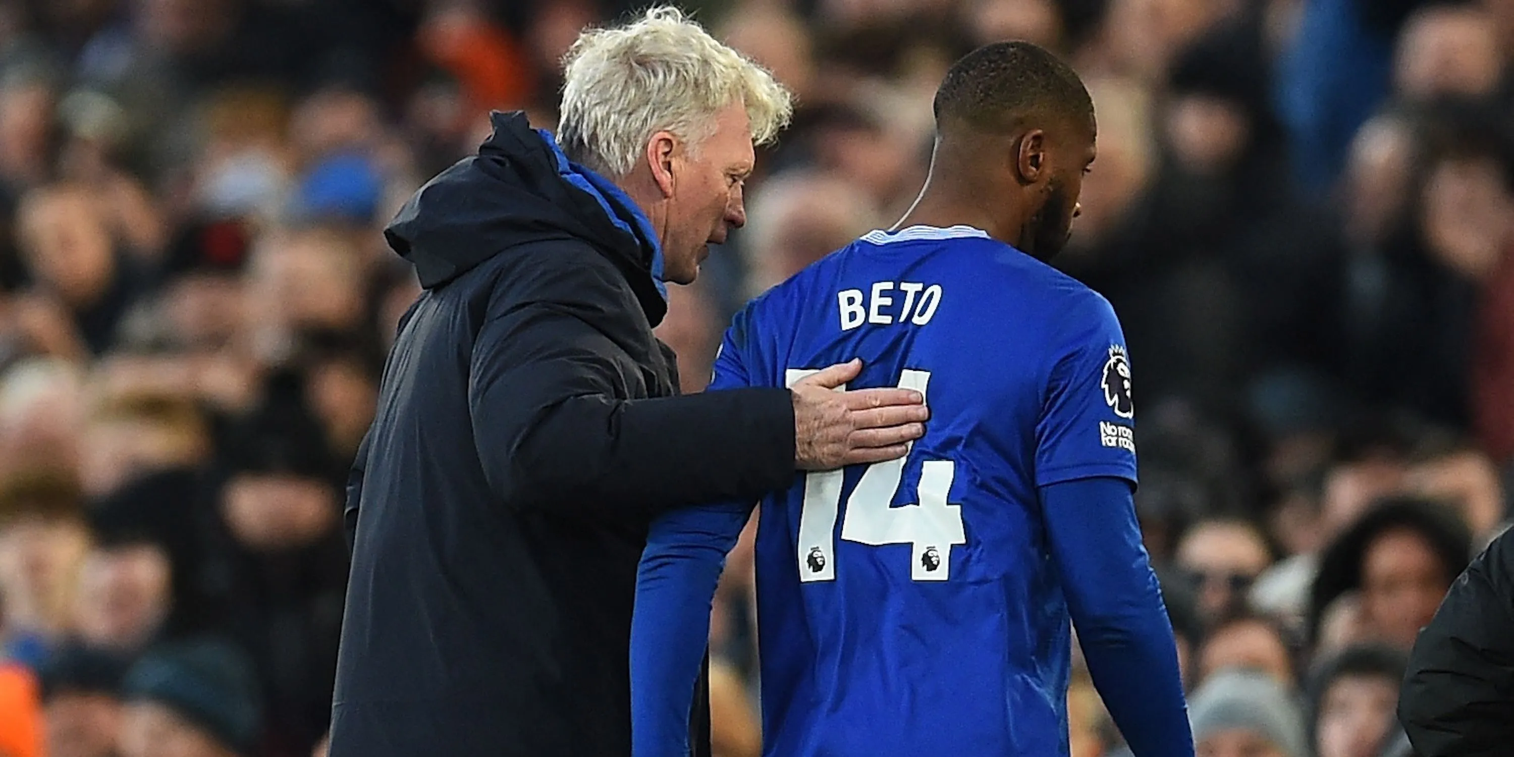 Tiền đạo Beto của Everton trên sân