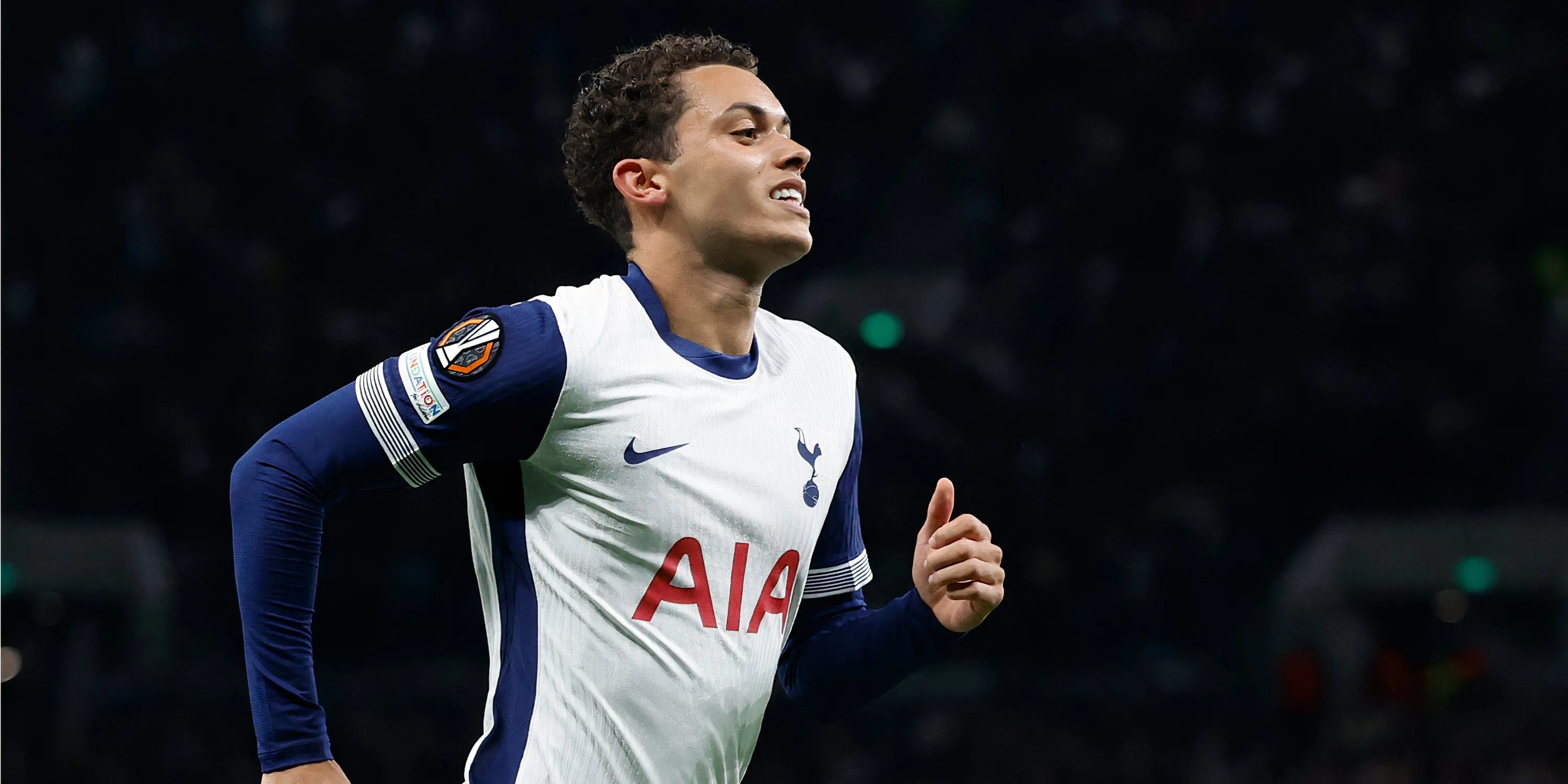 Tiền đạo cánh Brennan Johnson của Tottenham trong một pha đi bóng kỹ thuật