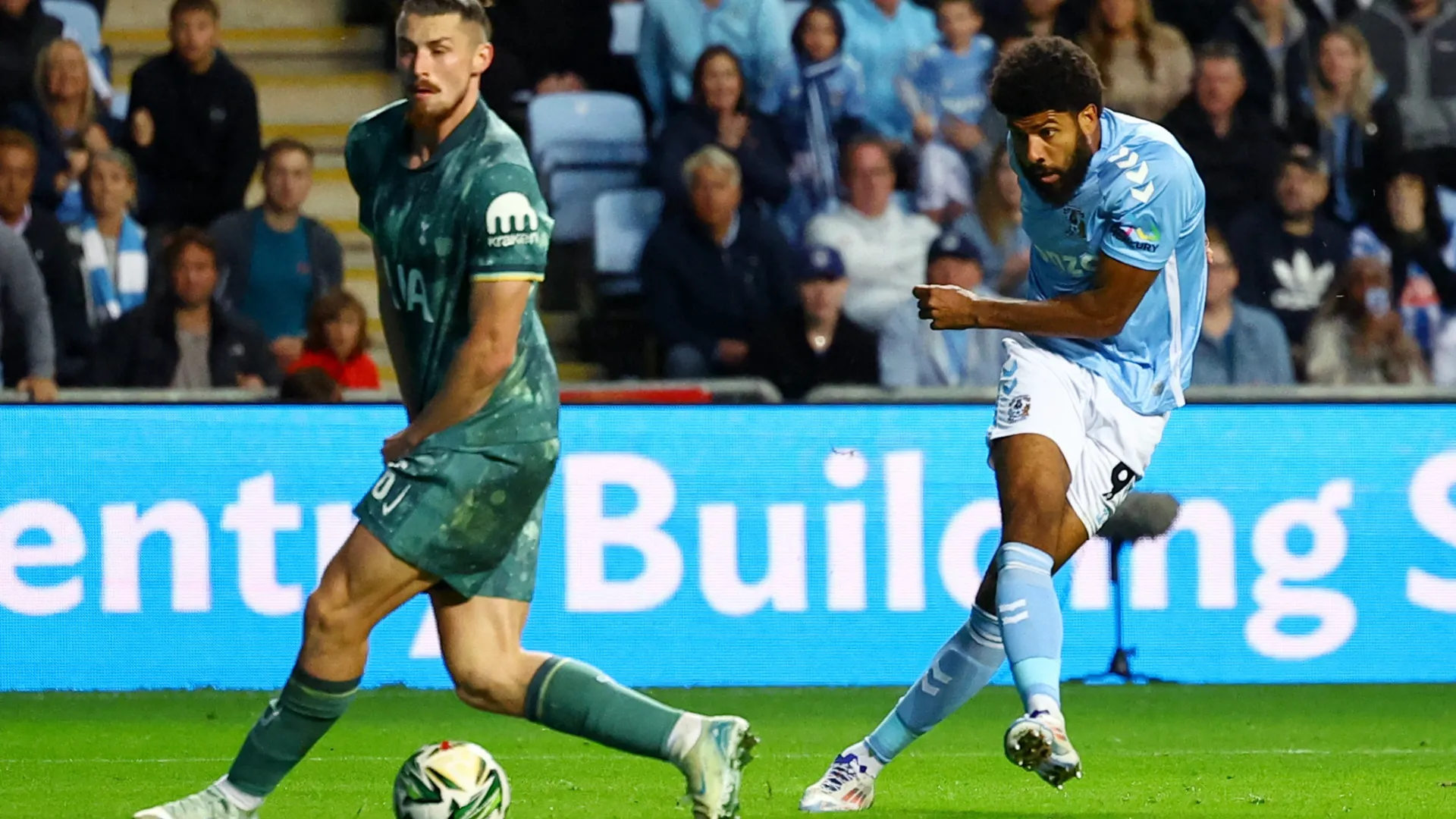 Tiền đạo Ellis Simms trong màu áo Coventry City đối mặt với áp lực kỳ vọng.