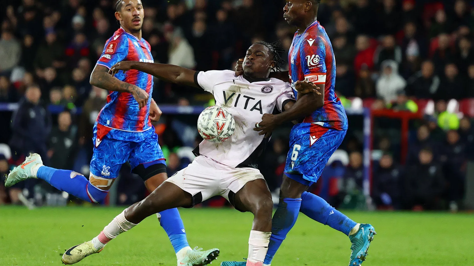 Tiền đạo Tanto Olaofe trong màu áo Stockport County
