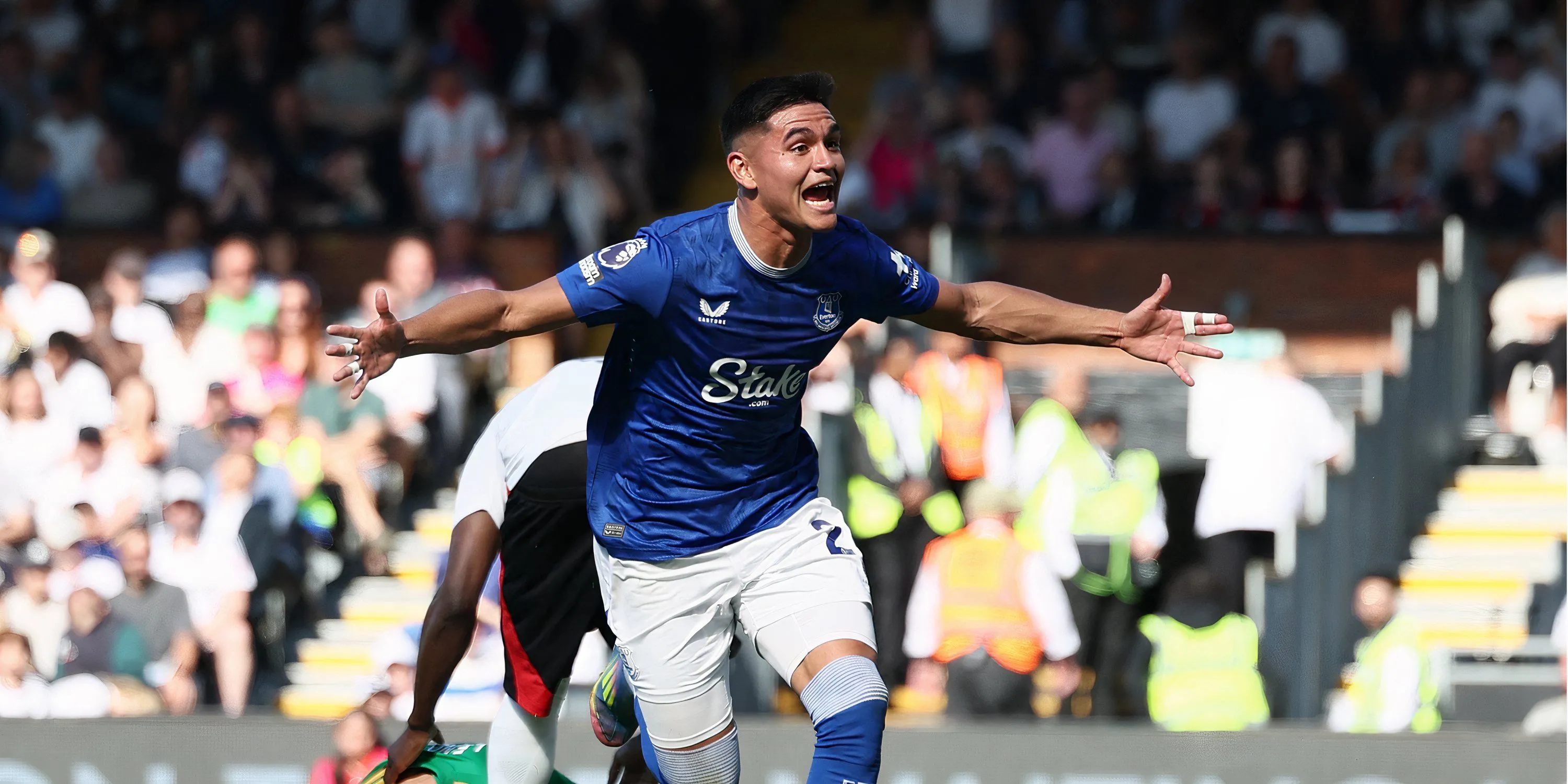 Tiền vệ Carlos Alcaraz của Everton thể hiện kỹ năng trong một trận đấu Ngoại hạng Anh