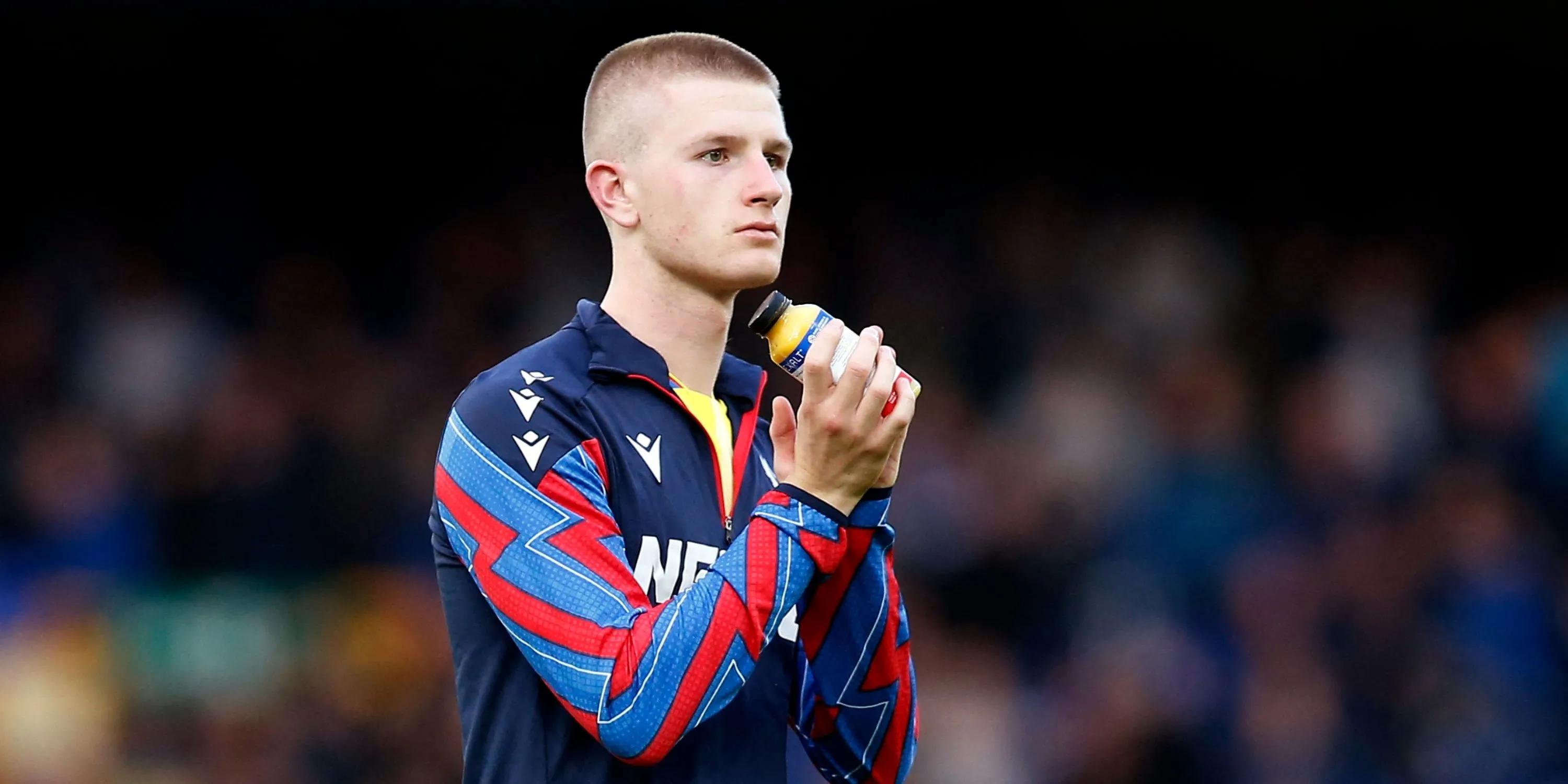 Adam Wharton trong màu áo Crystal Palace, tiền vệ tiềm năng được Liverpool quan tâm