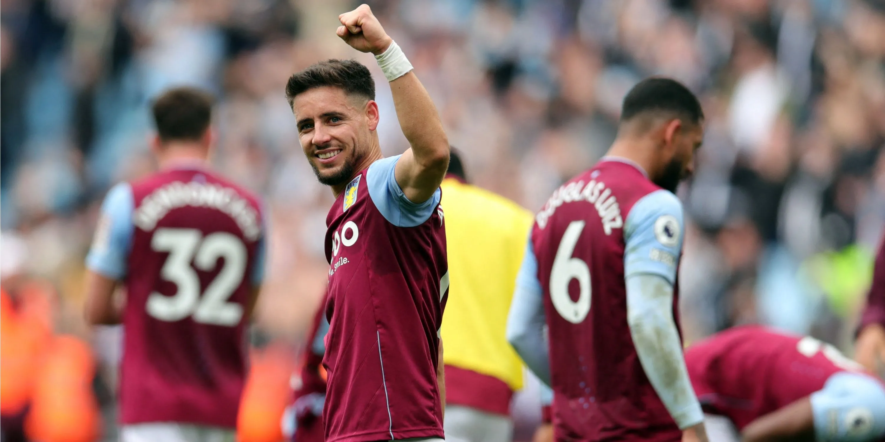 Alex Moreno ăn mừng cùng đồng đội Aston Villa sau bàn thắng.