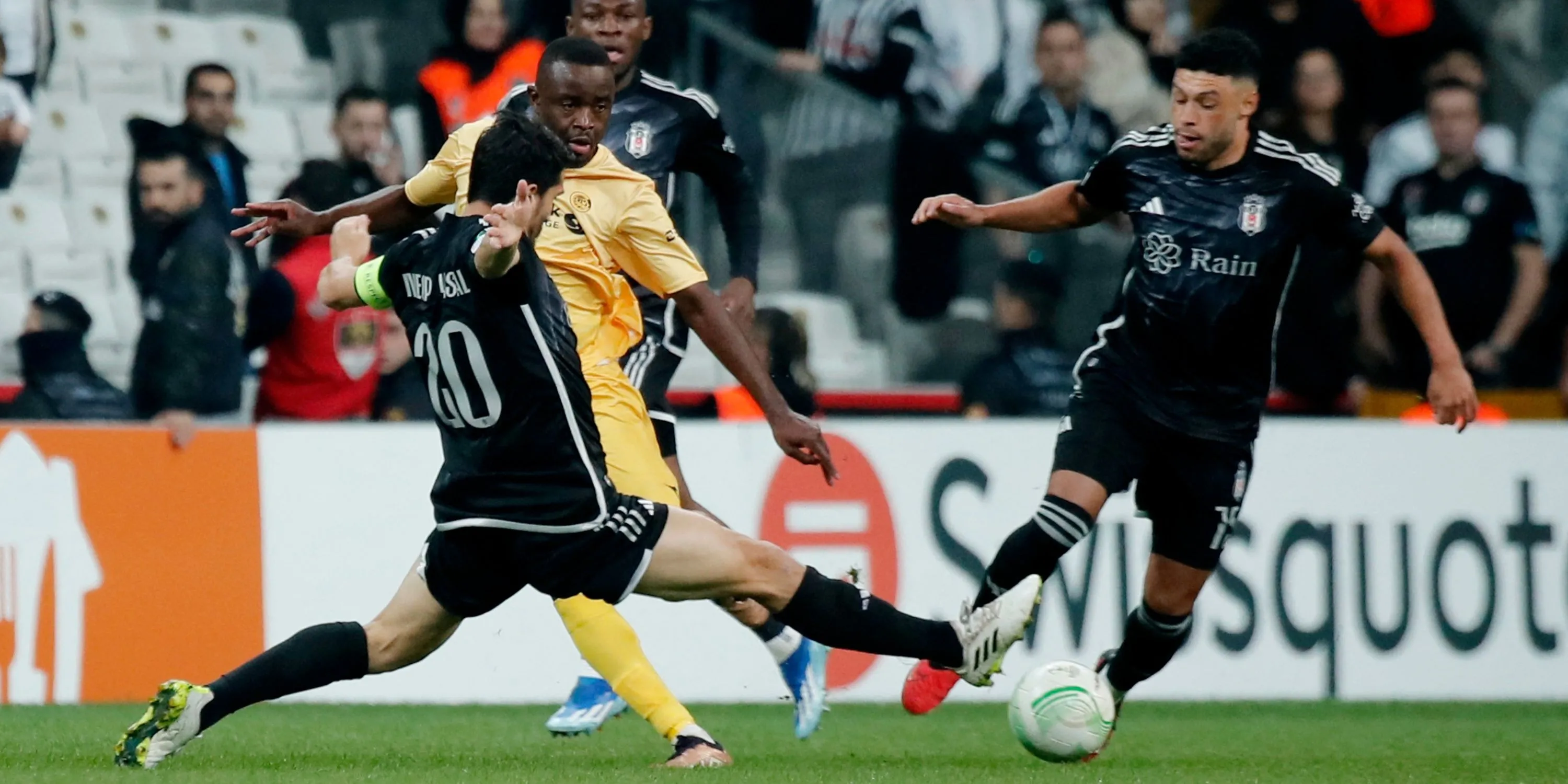 Alex Oxlade-Chamberlain trong màu áo Besiktas, cầu thủ được Leeds United quan tâm chuyển nhượng