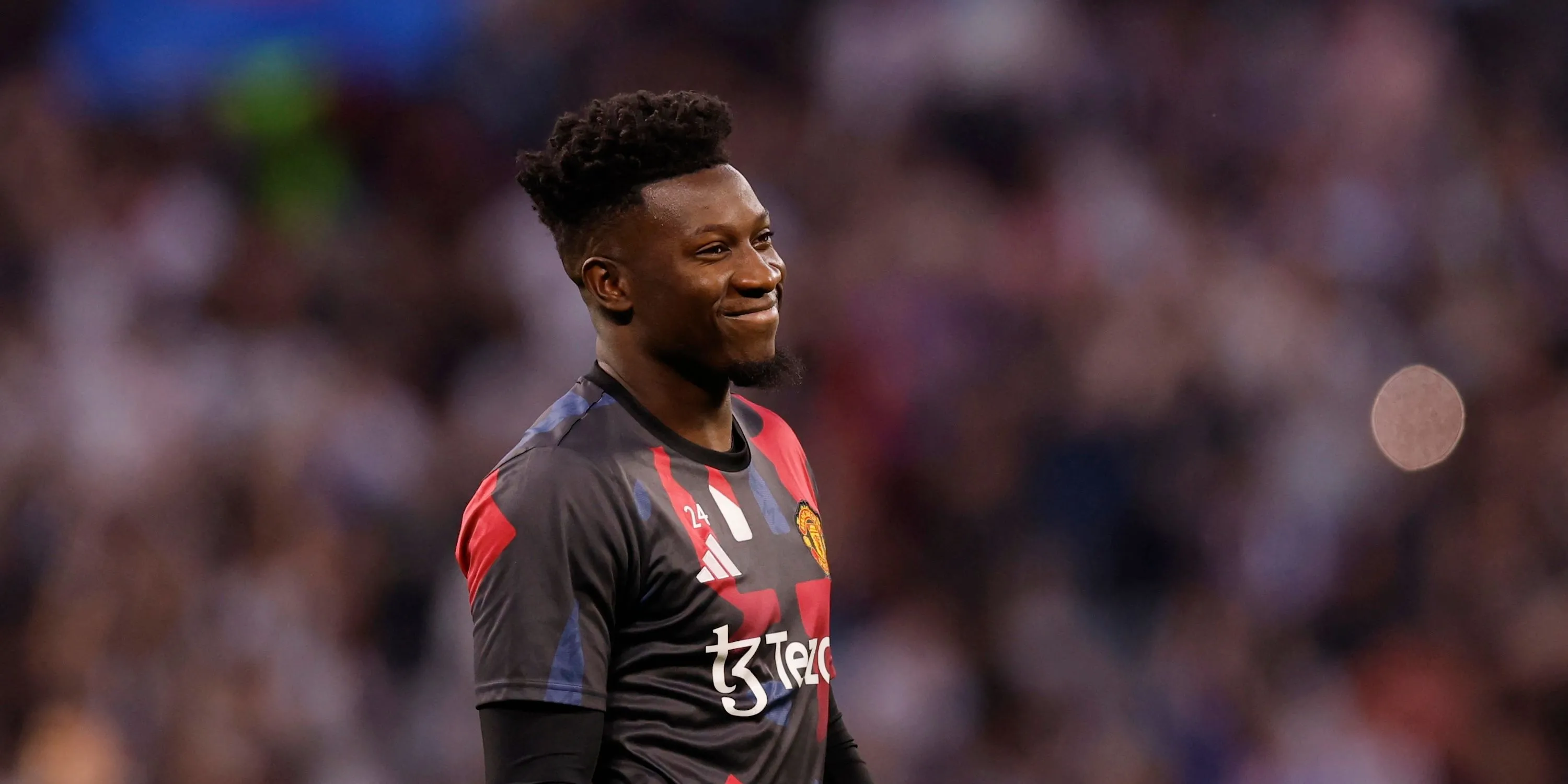 Andre Onana, thủ môn hiện tại của Manchester United, trong buổi khởi động