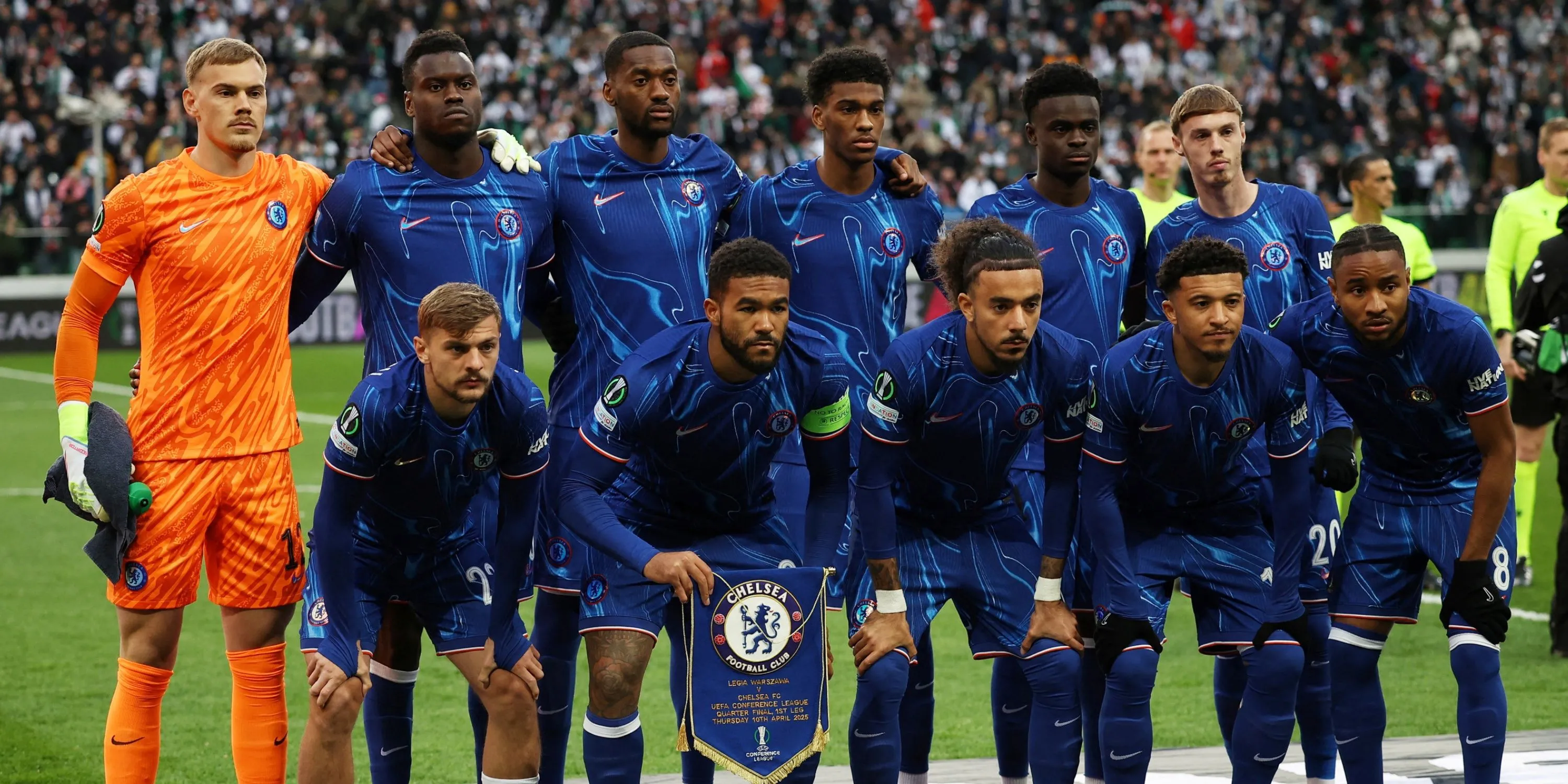 Các cầu thủ Chelsea trong một trận đấu tại Ngoại hạng Anh, câu lạc bộ đang hoạt động tích cực trên thị trường chuyển nhượng hè 2025.