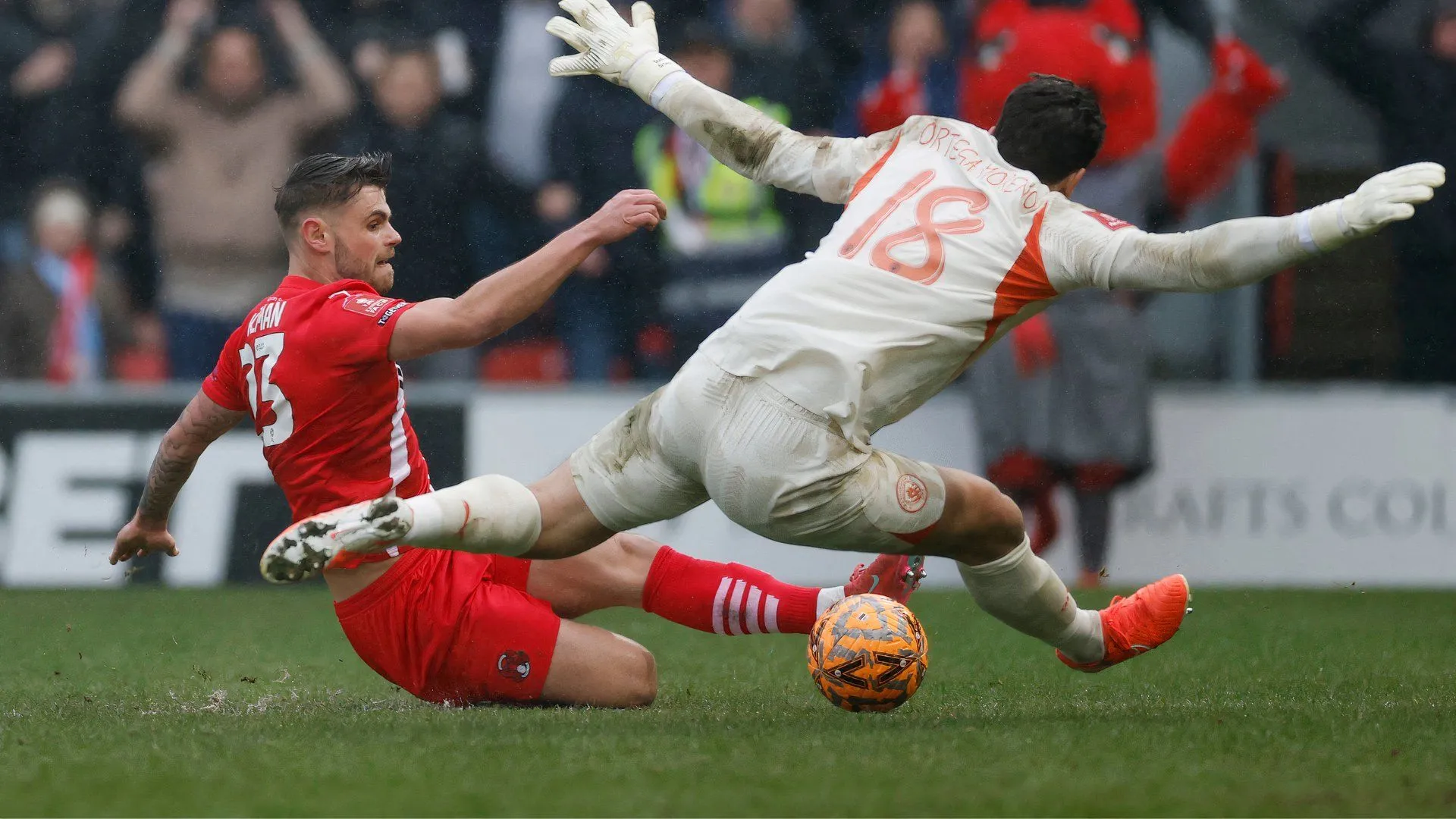 Charlie Kelman trong màu áo Leyton Orient, nơi anh đã ghi 27 bàn mùa giải 2023/24