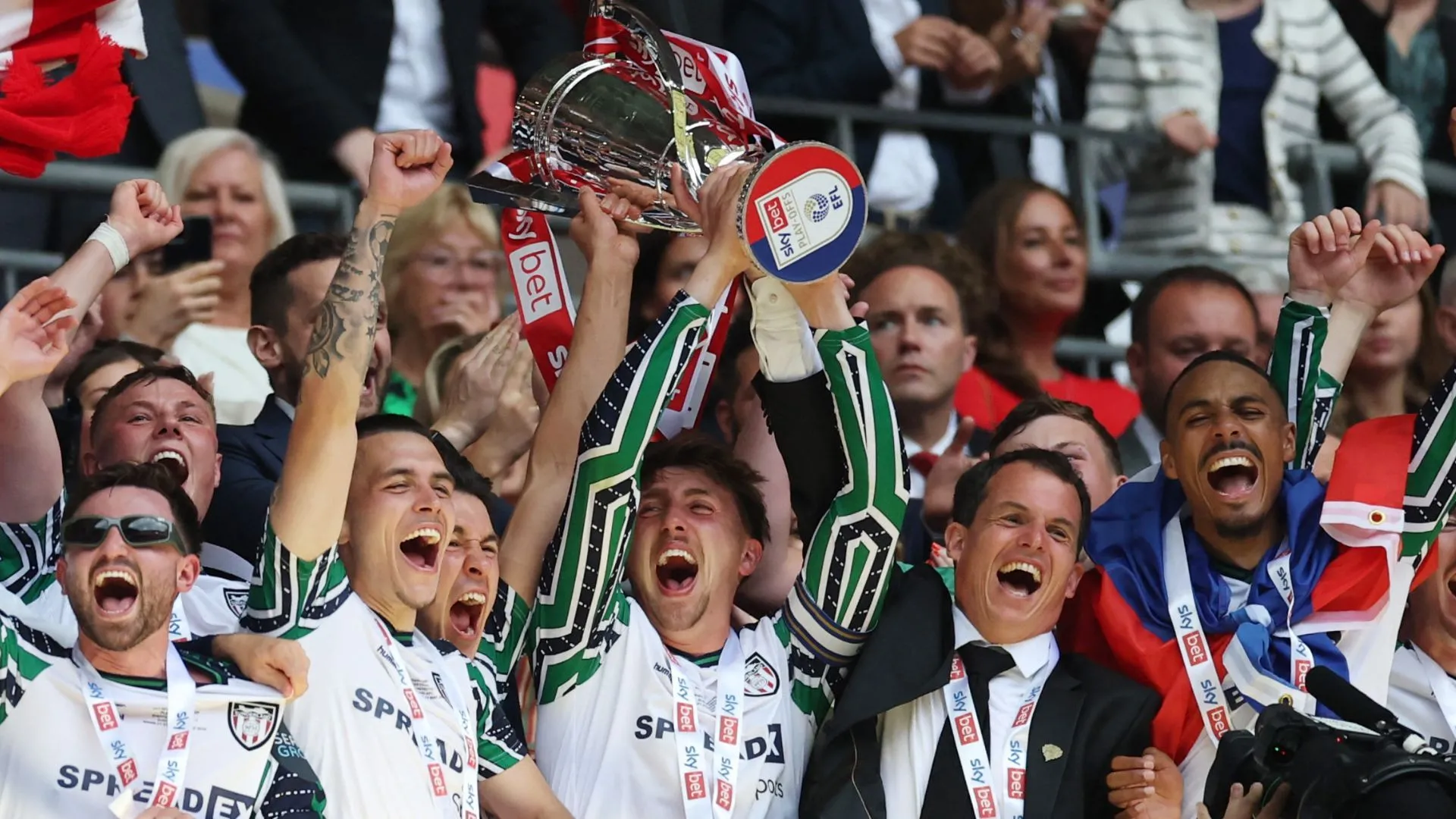 Dan Neil nâng cao cúp play-off cùng Sunderland