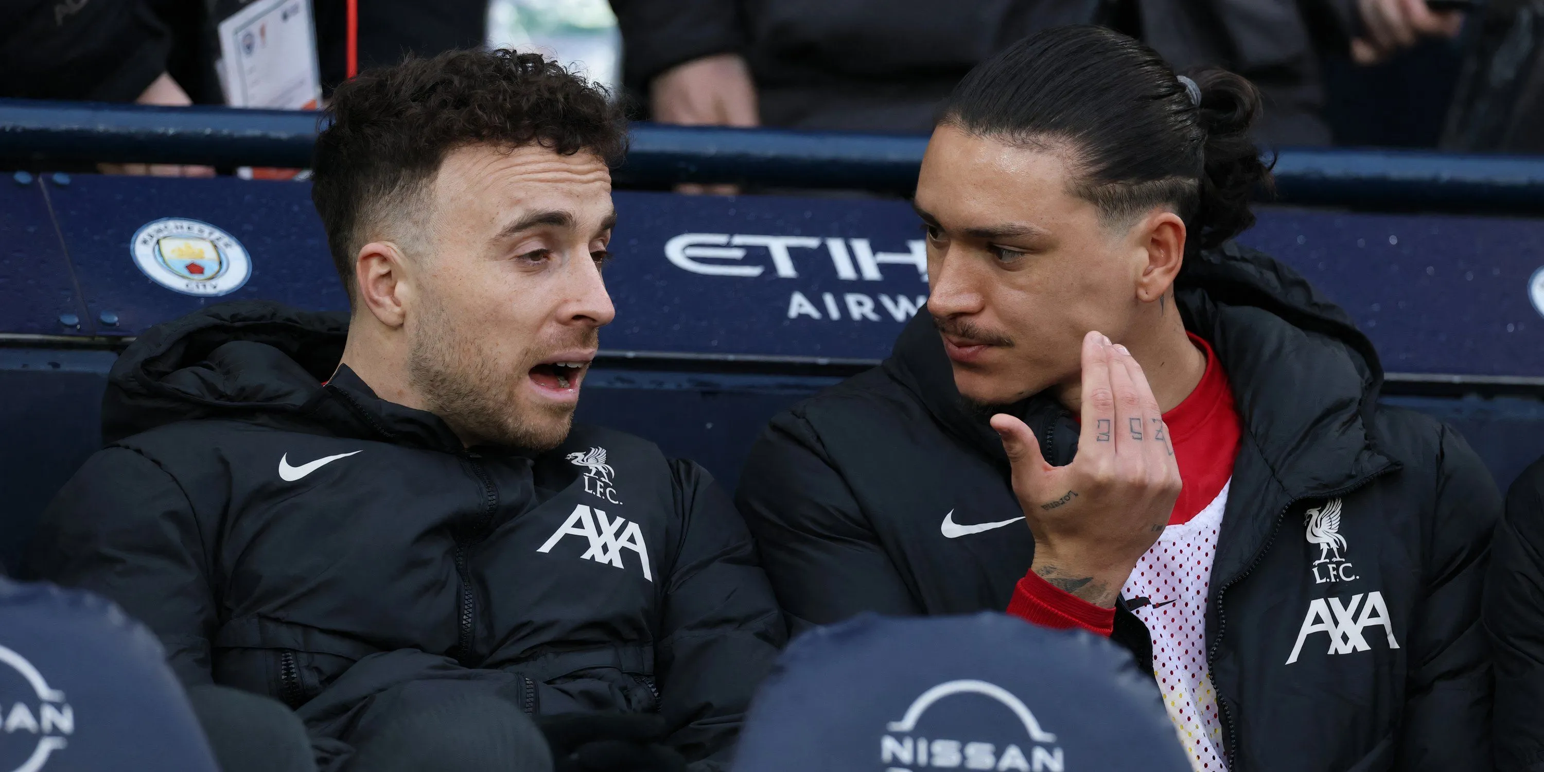 Darwin Nunez và Diogo Jota trên ghế dự bị Liverpool, thể hiện sự thất vọng mùa giải qua.