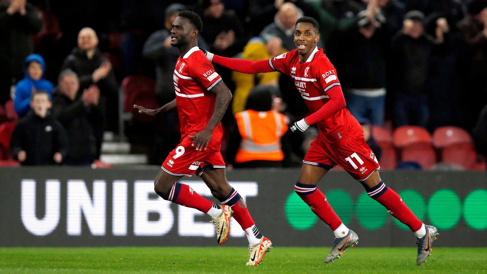 Emmanuel Latte Lath ăn mừng bàn thắng cho Middlesbrough trong trận đấu với Leeds United