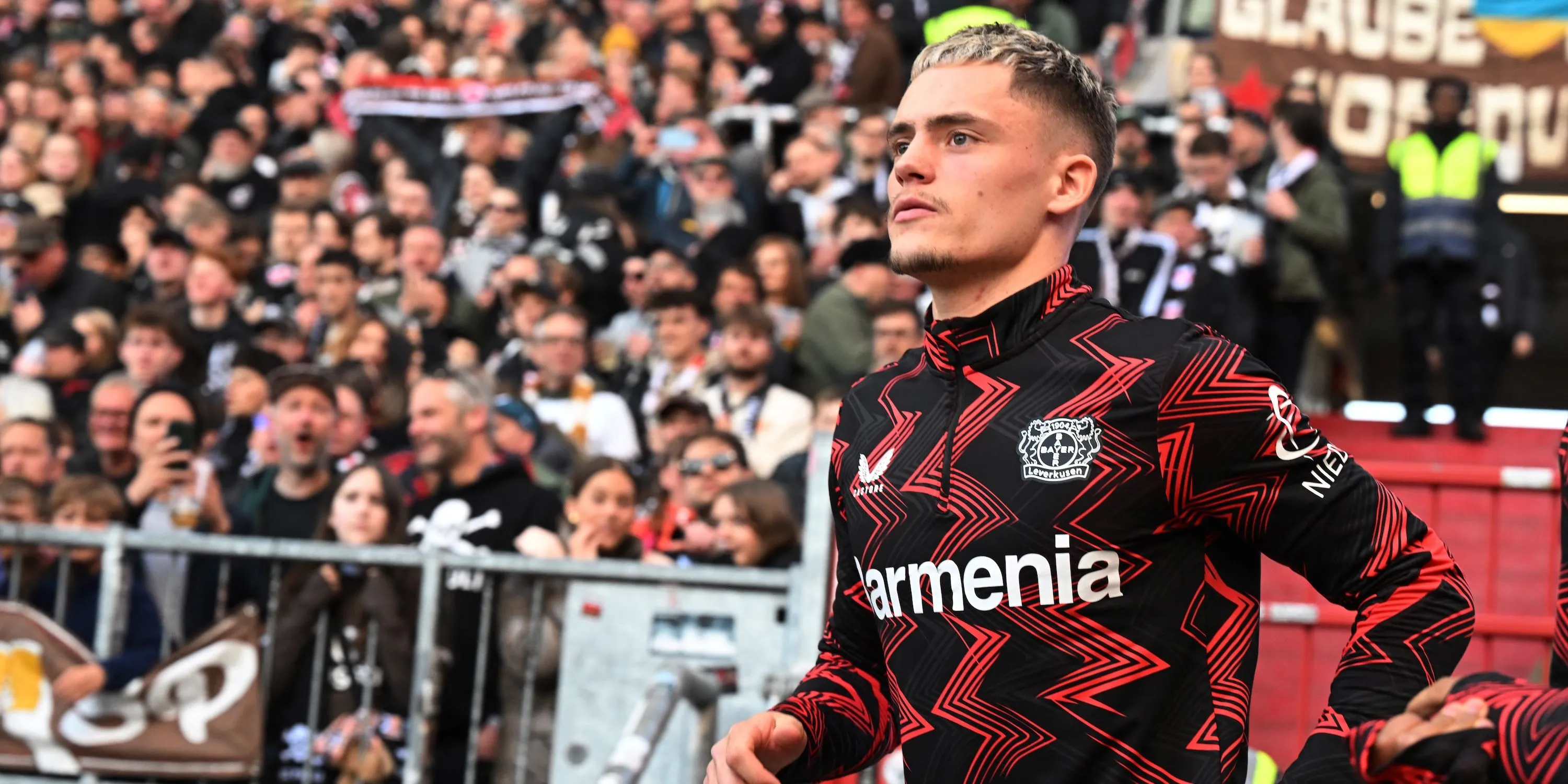 Florian Wirtz trong màu áo Bayer Leverkusen, nơi anh tỏa sáng trước tin đồn đến Liverpool