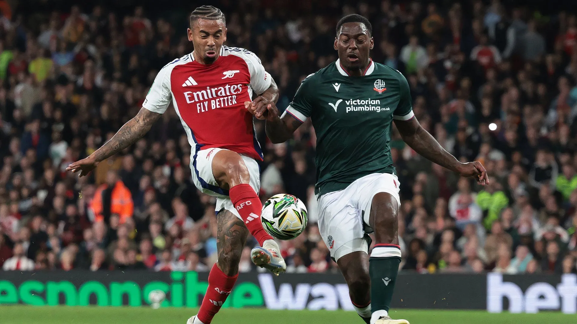 Hậu vệ Ricardo Santos được cho là mục tiêu chuyển nhượng của Sheffield Wednesday