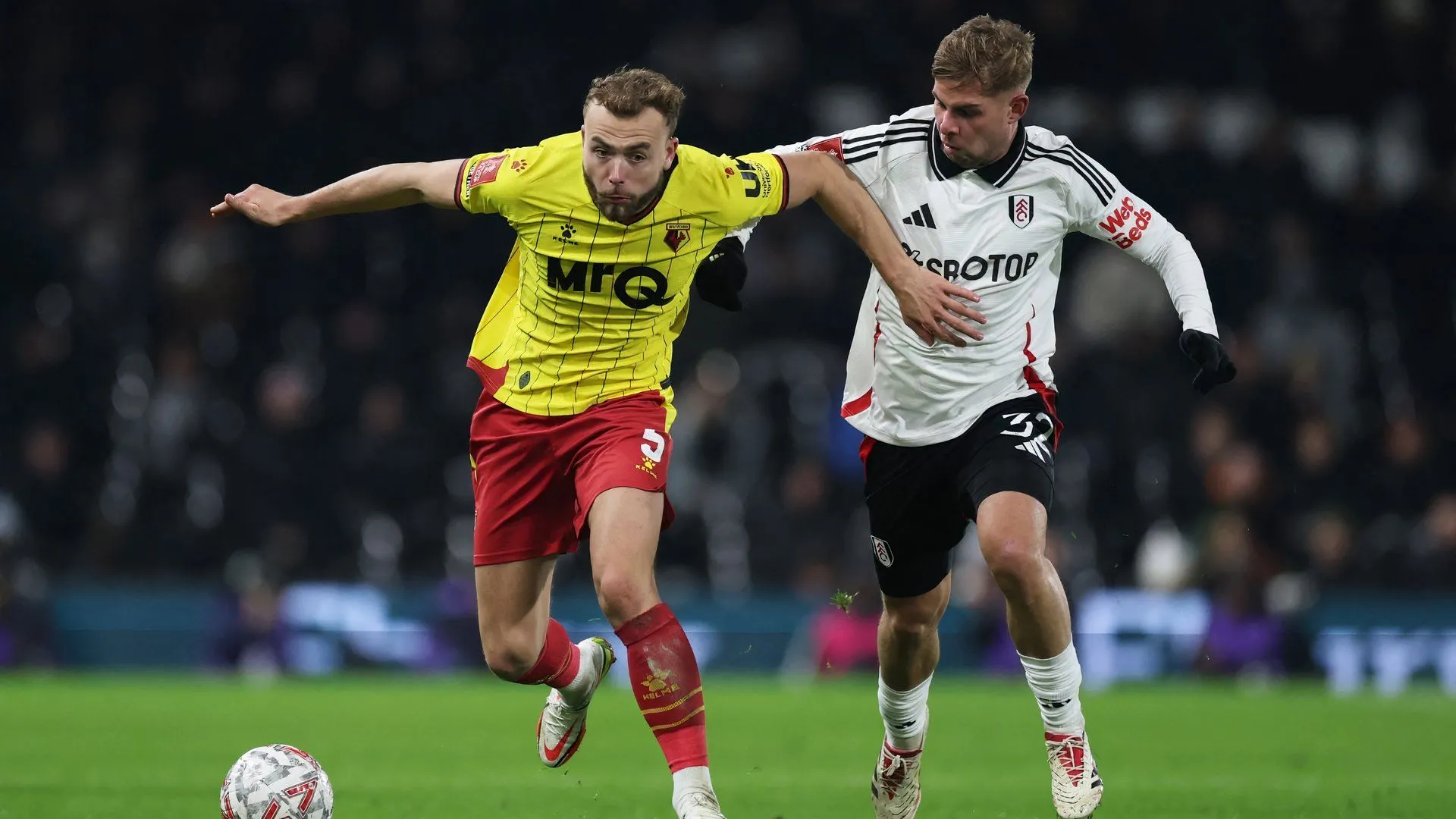 Hậu vệ Ryan Porteous của Watford trong một pha tranh chấp bóng tại giải đấu