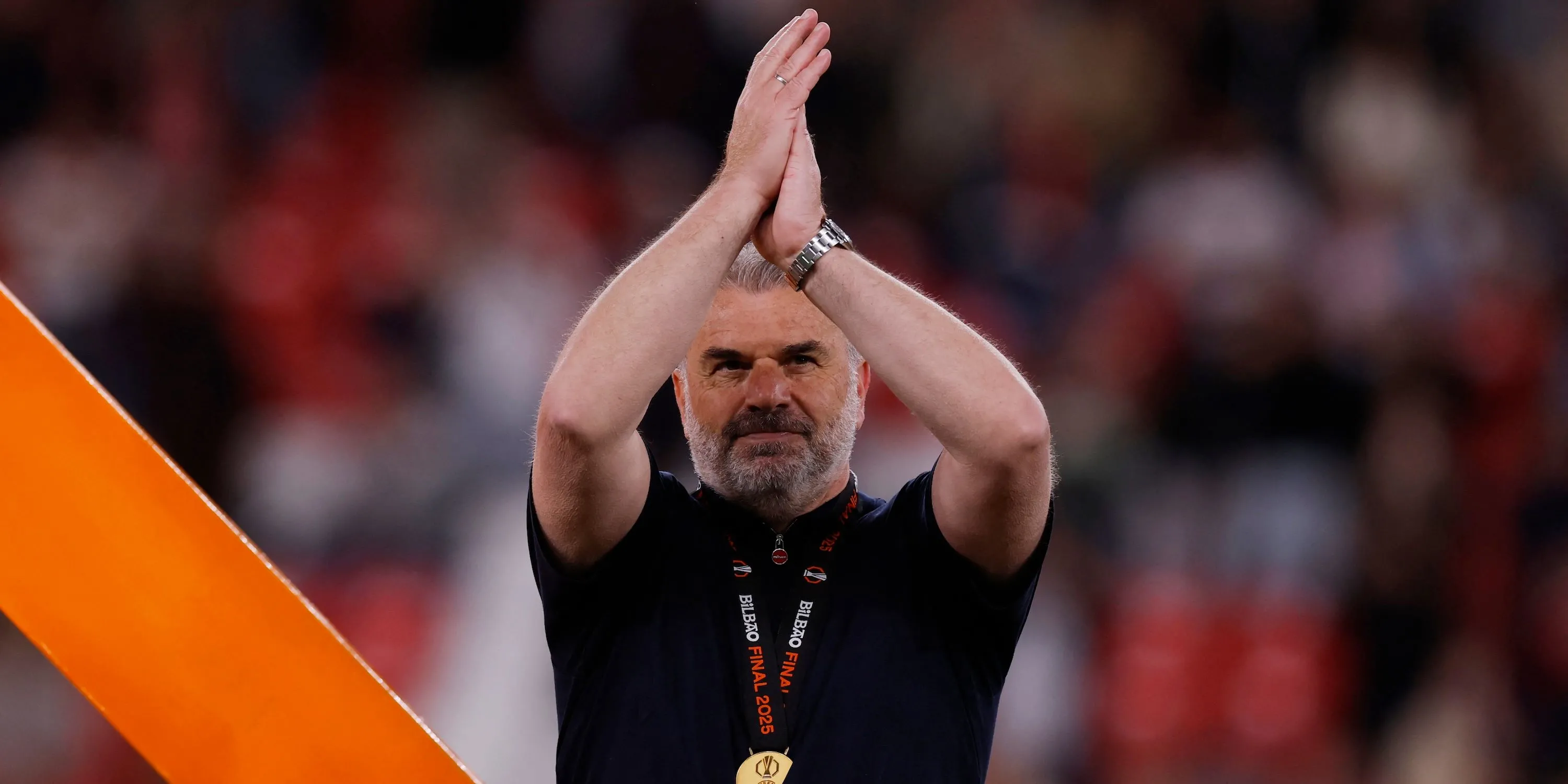 HLV Ange Postecoglou ăn mừng chức vô địch Europa League cùng Tottenham