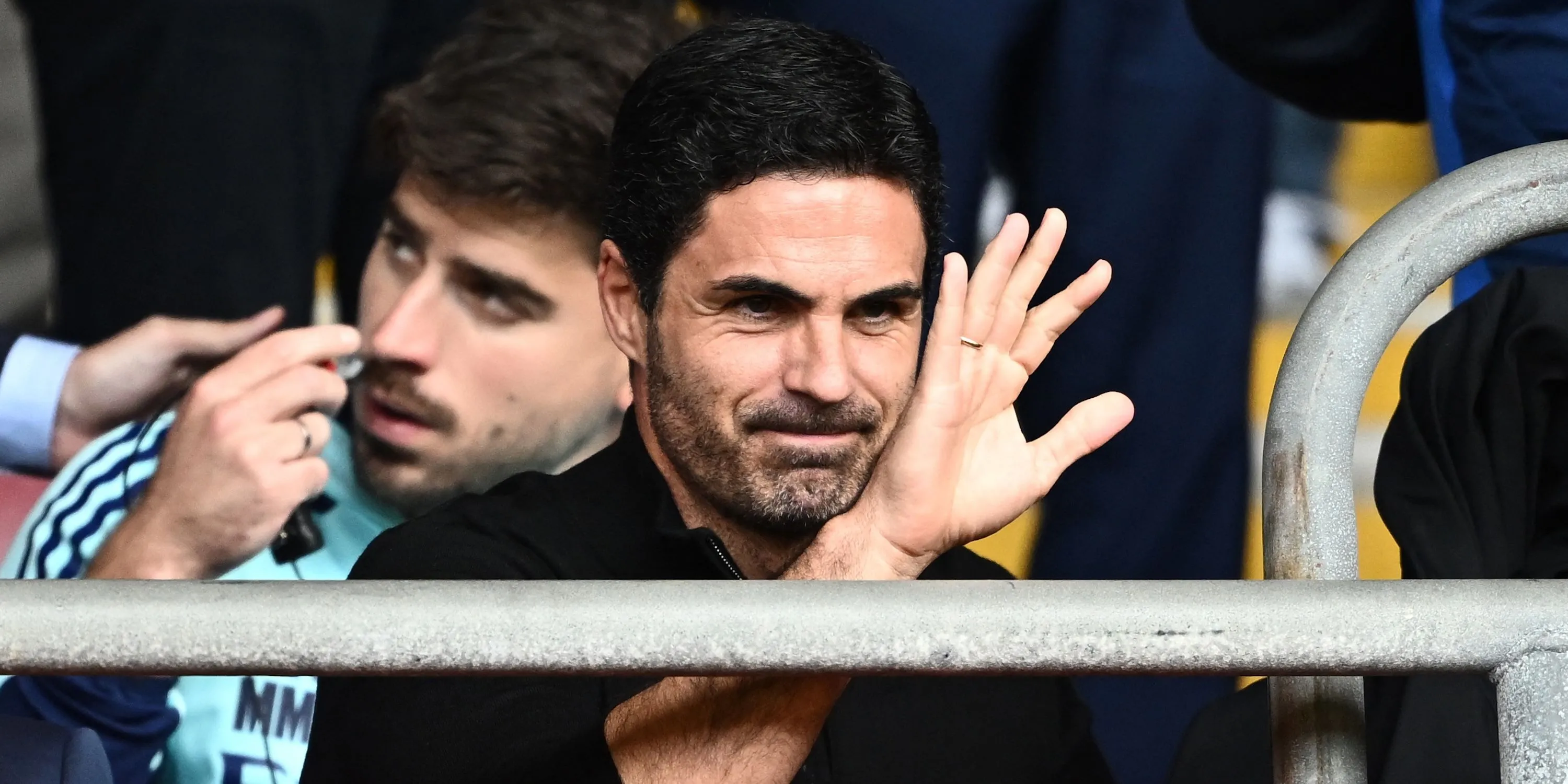 HLV Mikel Arteta theo dõi trận đấu của Arsenal từ khán đài