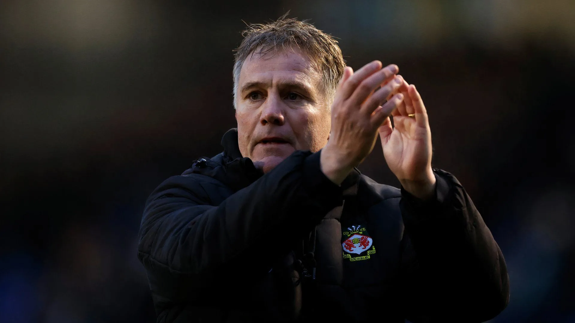 HLV Phil Parkinson của Wrexham đứng trước thách thức chuyển nhượng đội hình