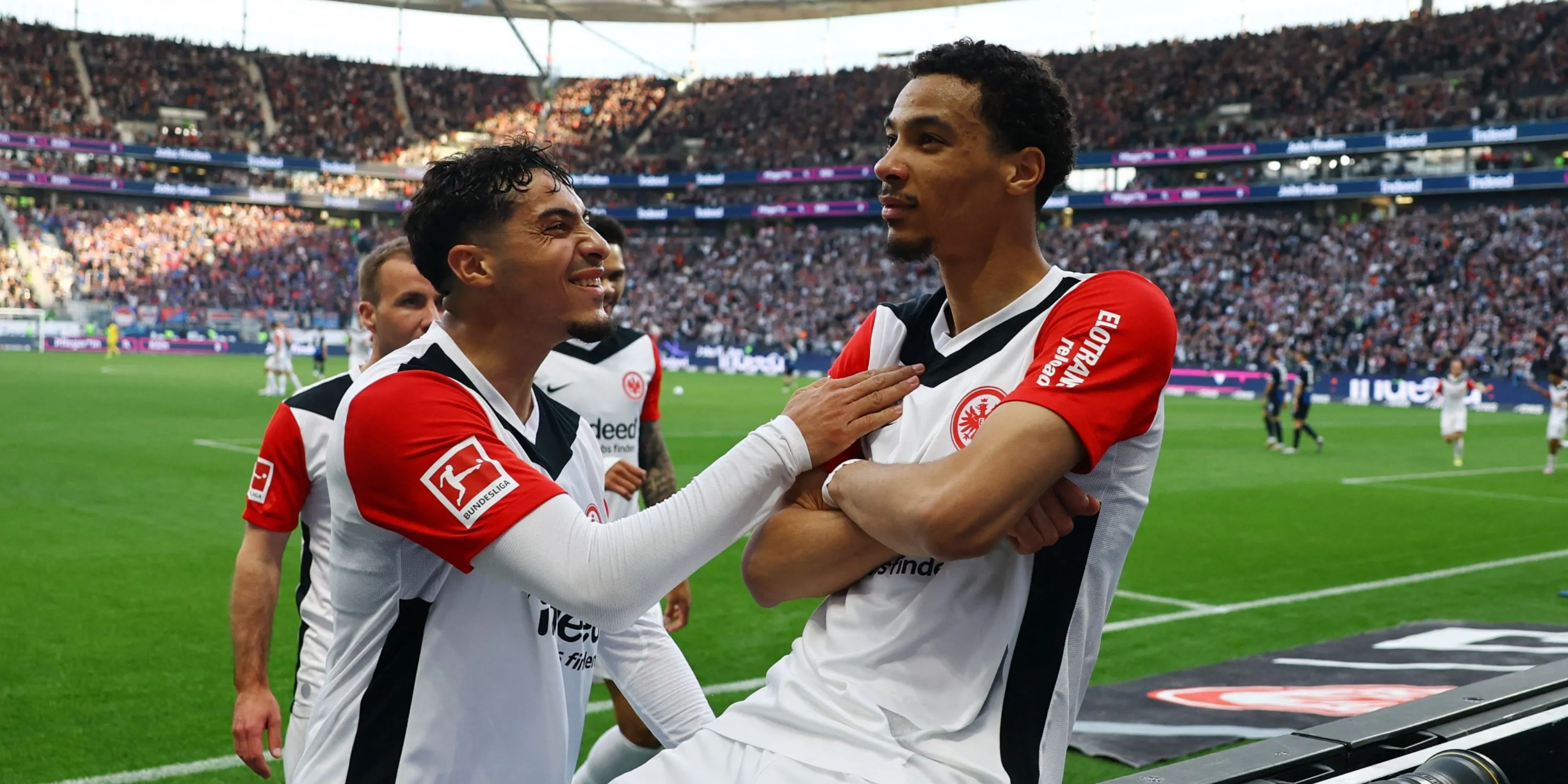 Hugo Ekitike thi đấu cho Eintracht Frankfurt tại Bundesliga, tiền đạo trẻ được Manchester United nhắm đến.