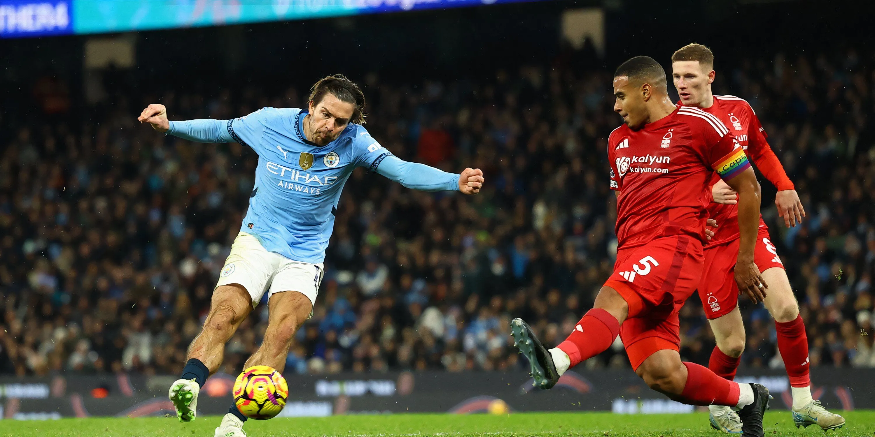 Jack Grealish đang đi bộ trên sân tập của Manchester City, thể hiện sự suy tư.