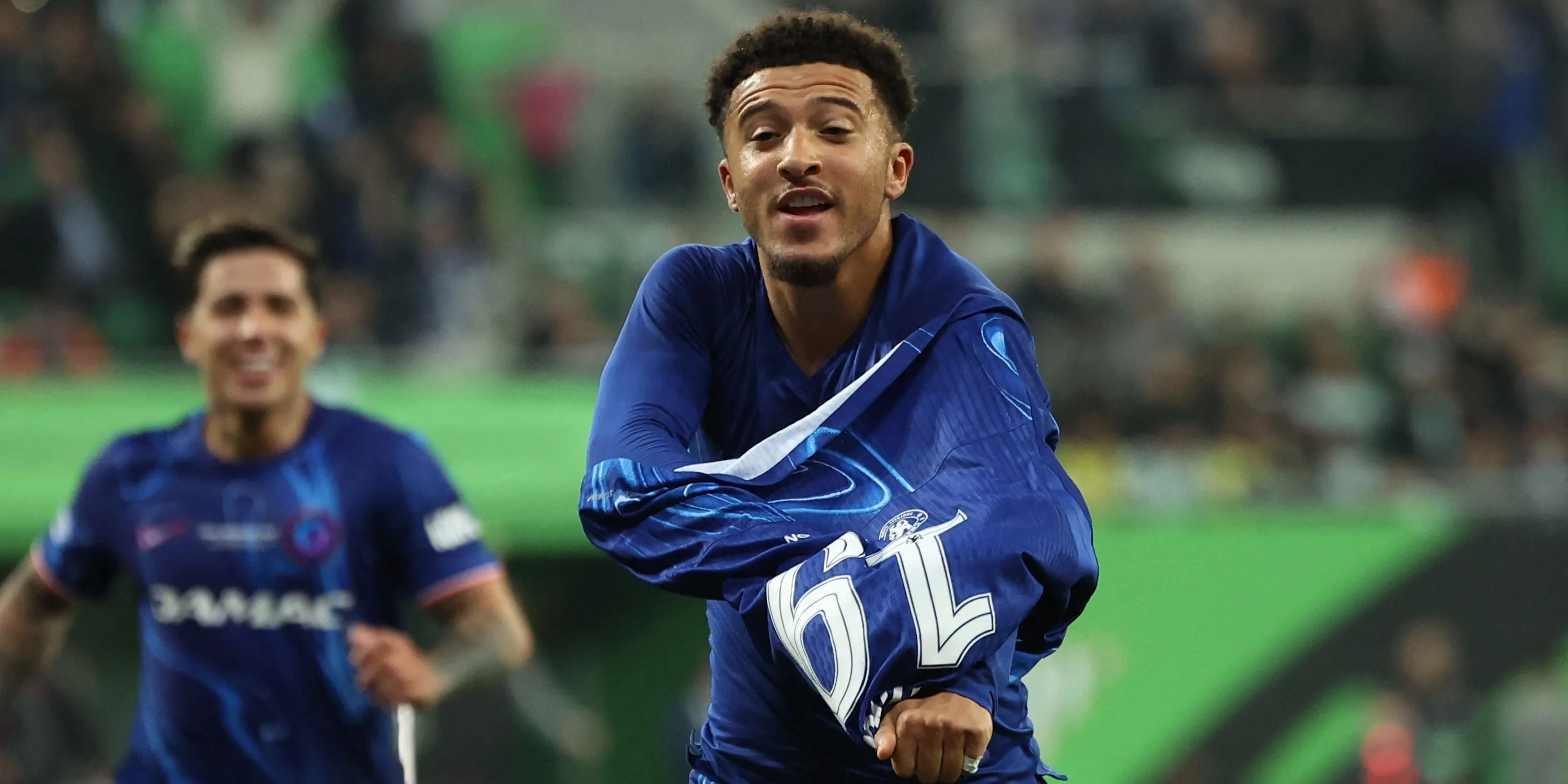 Jadon Sancho trong màu áo Chelsea ăn mừng bàn thắng. Cầu thủ chạy cánh này vừa trở lại Manchester United, khiến Chelsea cần bổ sung vị trí này.