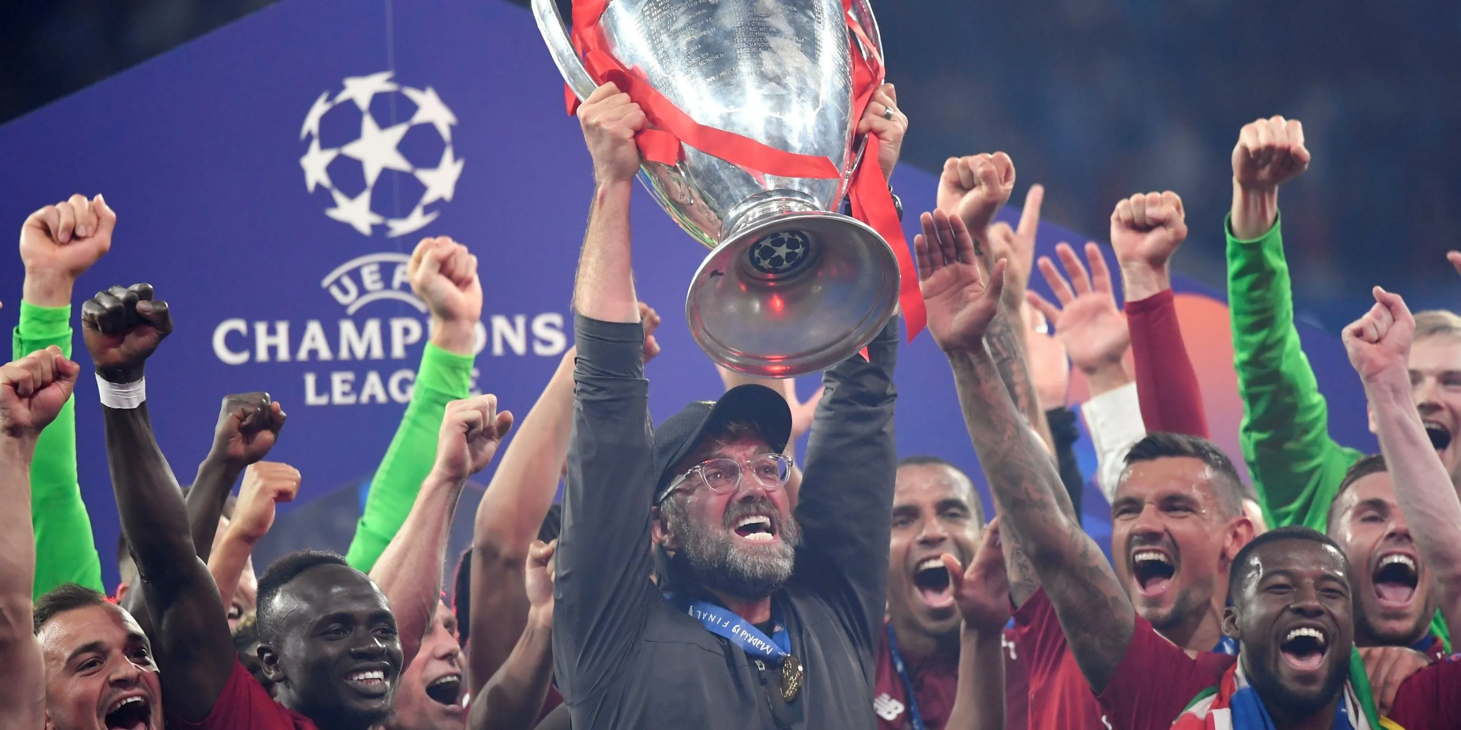 Jurgen Klopp ăn mừng cùng chiếc cúp Champions League của Liverpool