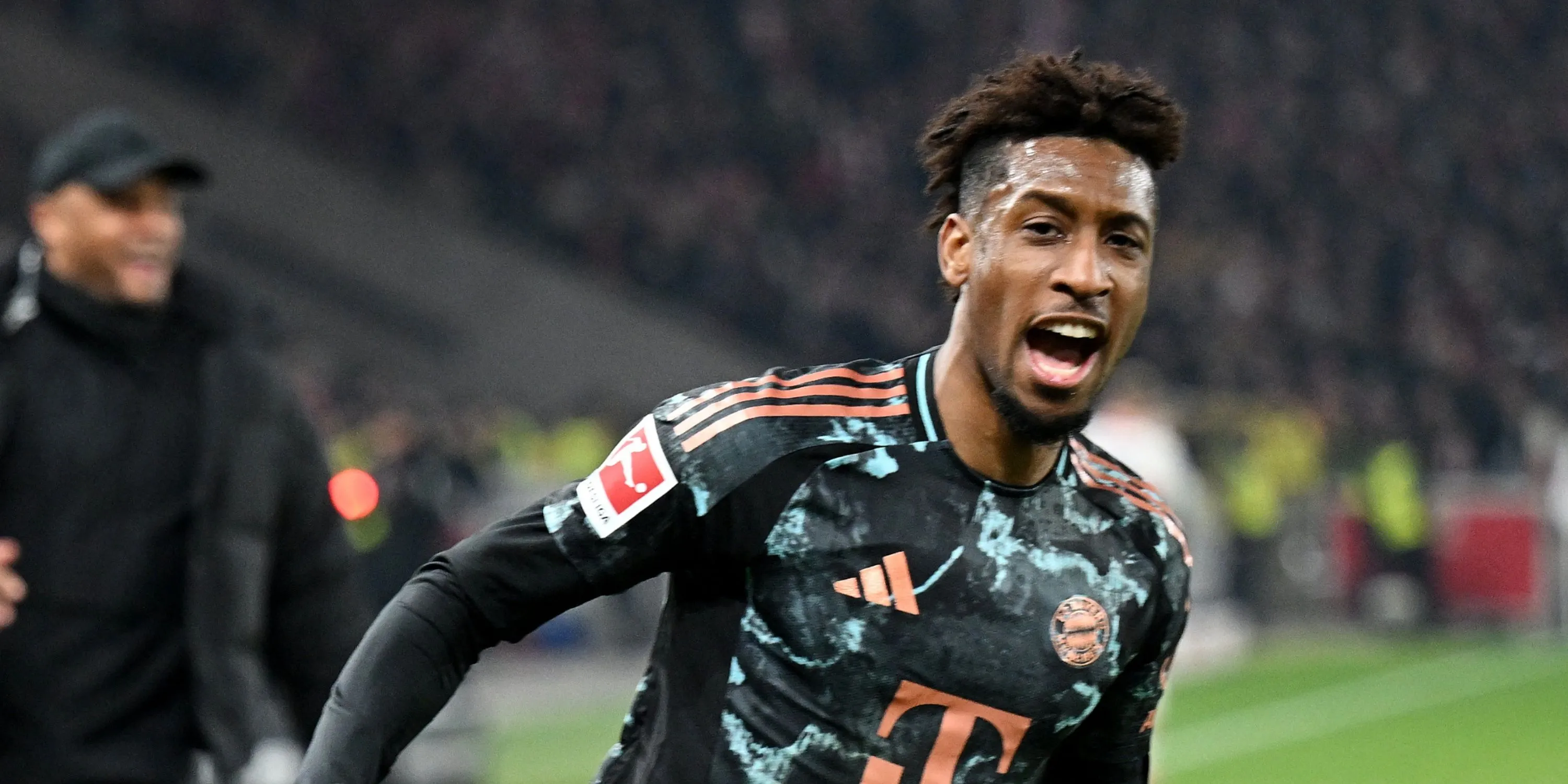 Kingsley Coman trong màu áo Bayern Munich. Tiền vệ người Pháp cùng Gnabry được cho là không nằm trong kế hoạch của HLV Kompany và được chào mời đến Chelsea.
