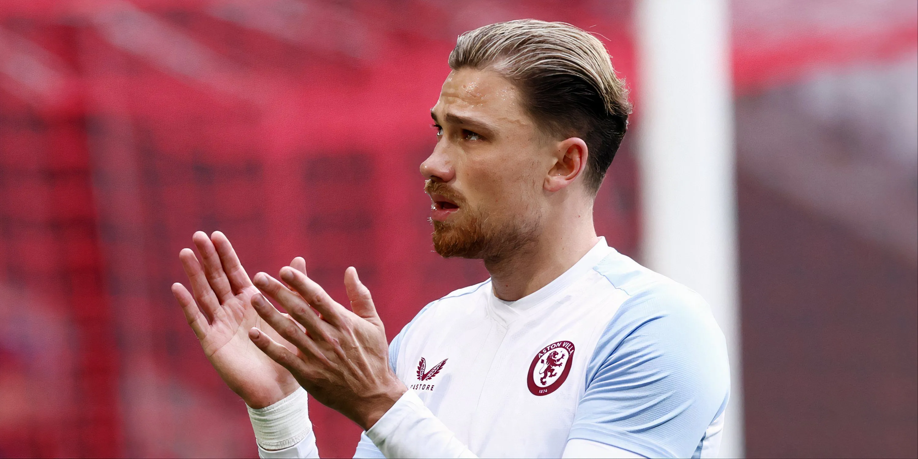 Matty Cash, hậu vệ phải của Aston Villa, thi đấu tại Premier League